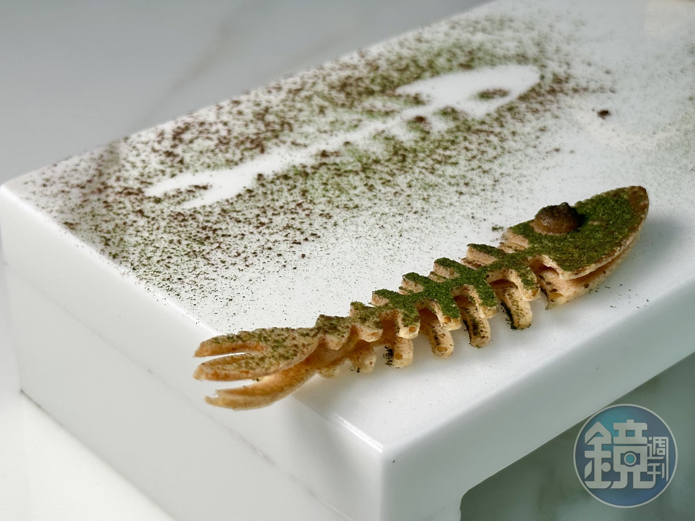 「庭園魚拓餅」入口就化,在嘴裡飄出鰻魚味和米香。(980元法式午茶套餐菜色)
