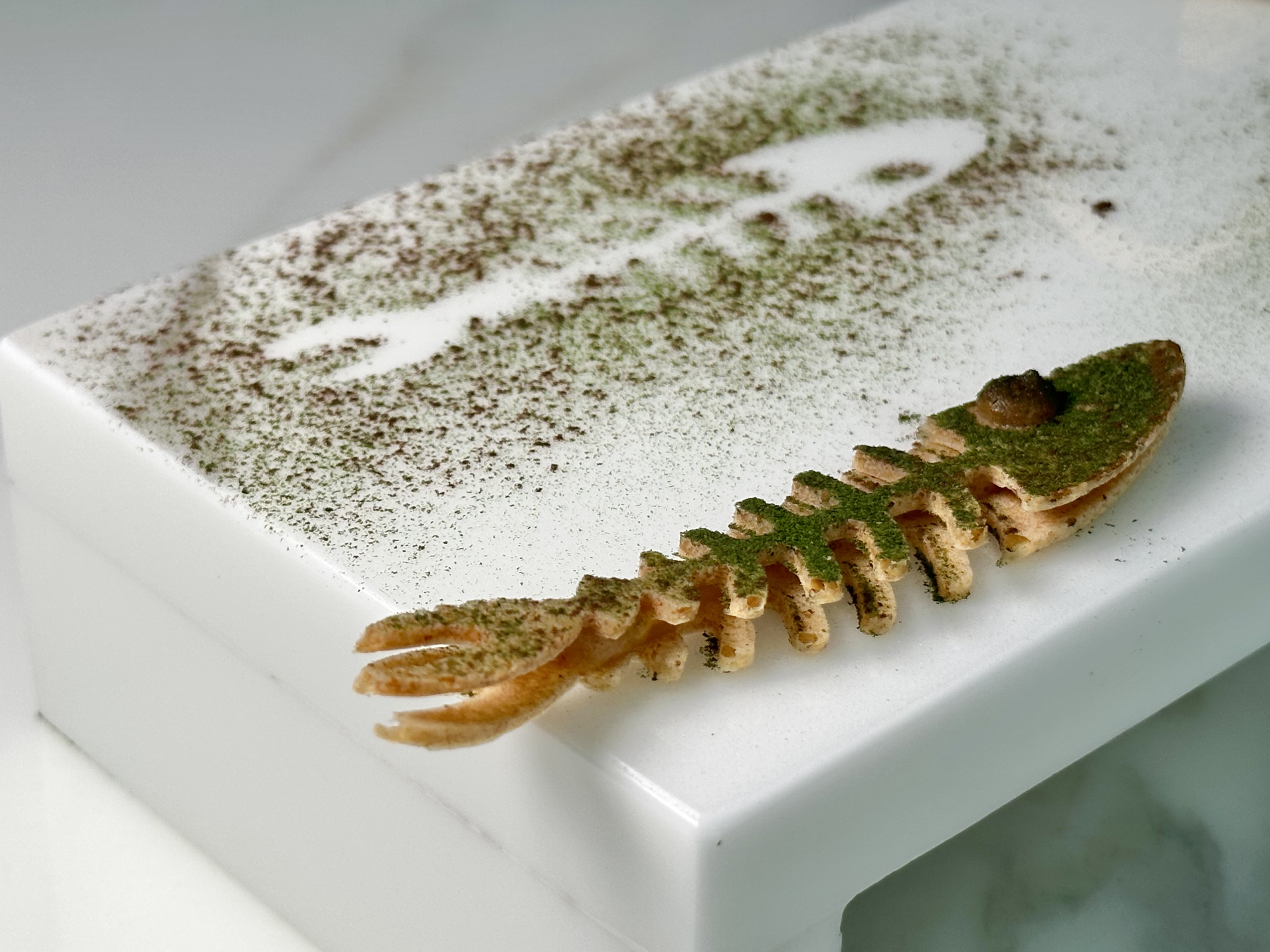 「庭園魚拓餅」入口就化，在嘴裡飄出鰻魚味和米香。（980元法式午茶套餐菜色）