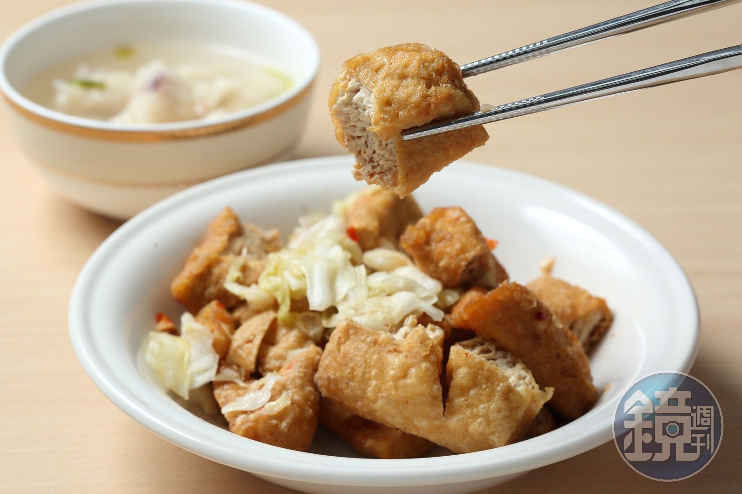 在基隆濕冷的冬夜，走進劉家臭豆腐，點一盤外酥內嫩的臭豆腐配上花枝魷魚羹，是最幸福的享受。（鏡週刊提供）