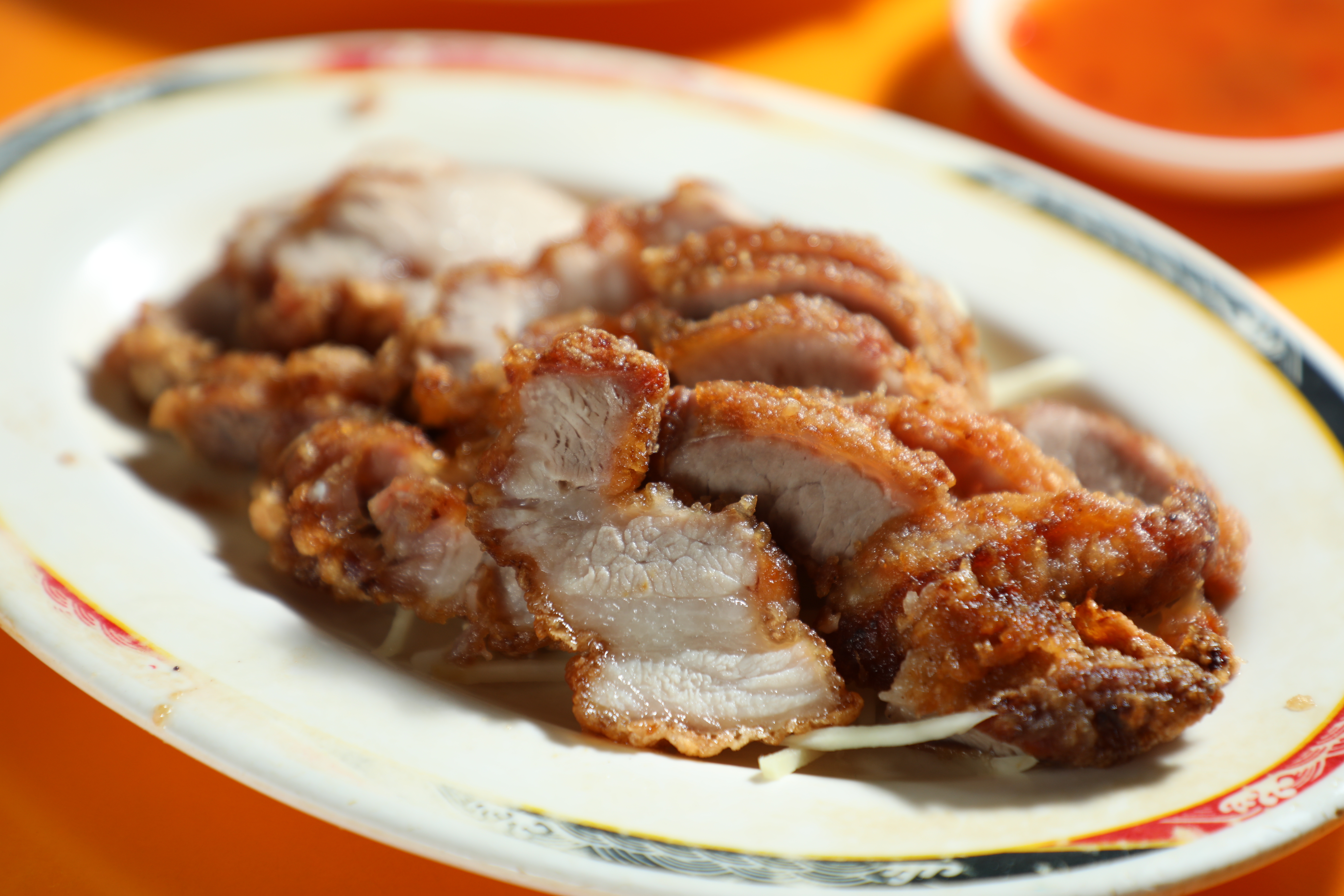 我最愛的「紅燒肉」，皮脆肉嫩，還是老店做得夠味。（100元／份）