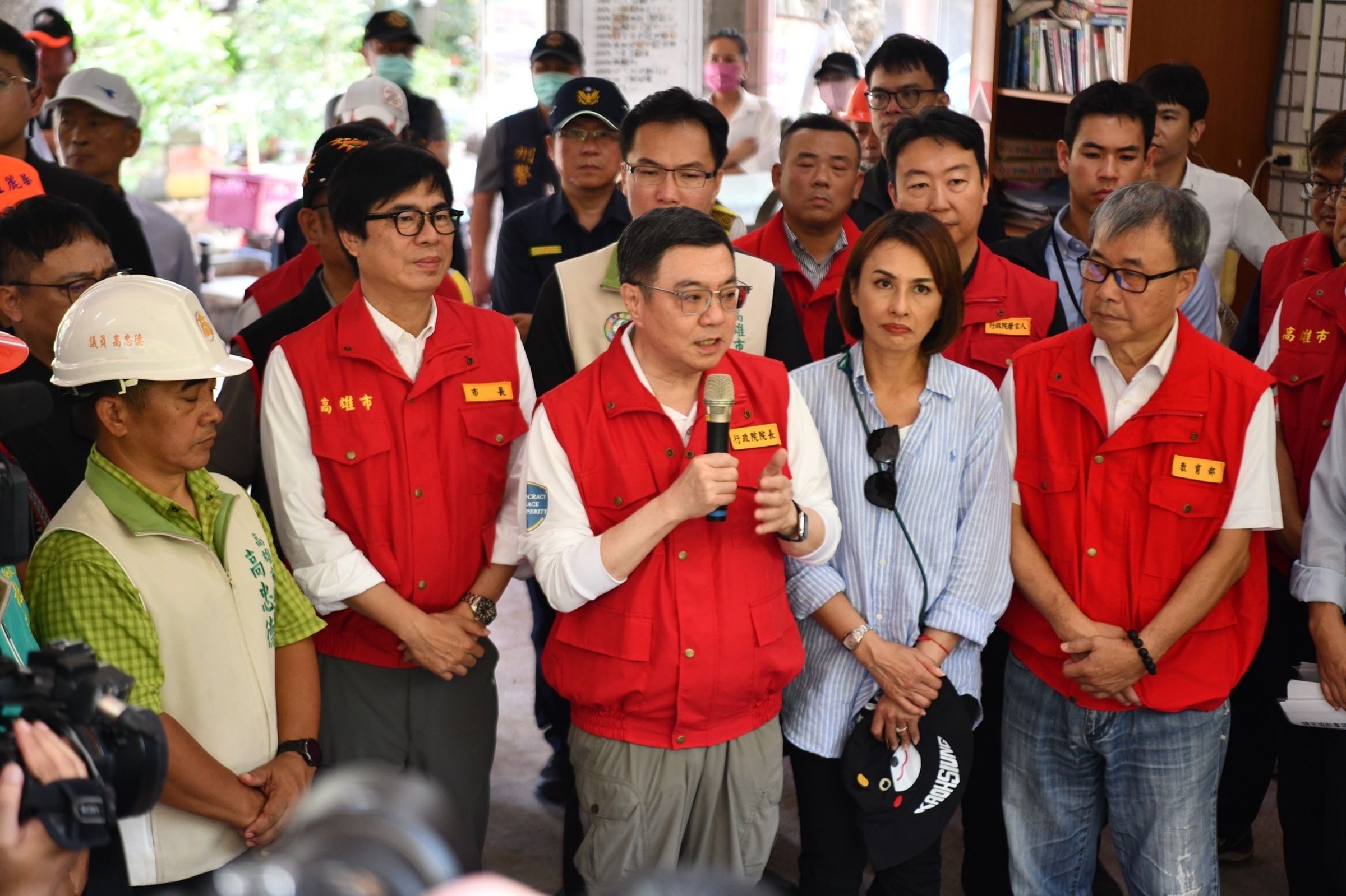 行政院長卓榮泰視察高雄市桃源區災後復原情況，澄清對於「2030年重啟核電」說法。（翻攝自卓榮泰臉書）