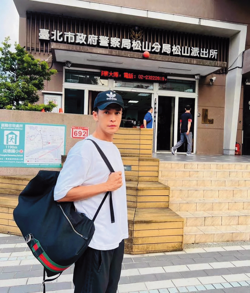 還記得Gino因違停，跑到警局檢舉自己嗎？T恤不皺還有名牌包，過關！（翻攝自Gino臉書）