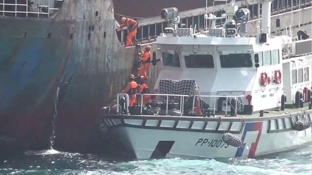 中國央視昨日報導2名台灣民眾涉及操控「宏泰58」貨輪向中國走私凍品，貨輪受台海巡署驅趕，意外誤損台灣海纜。（翻攝畫面）