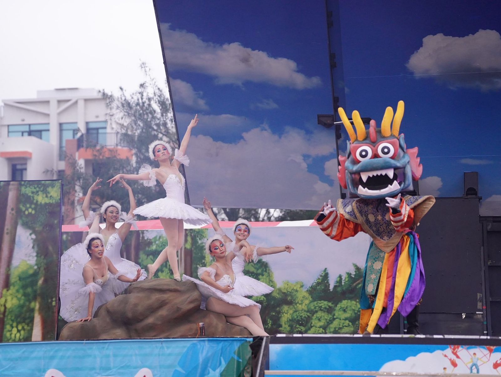 紙風車劇團明(22日)在澎湖縣演藝廳前廣場還有一場演出。(紙風車劇團提供)