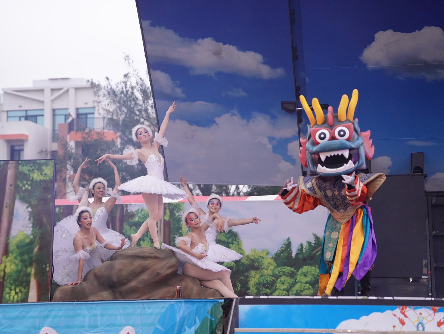 紙風車劇團明（22日）在澎湖縣演藝廳前廣場還有一場演出。（紙風車劇團提供）