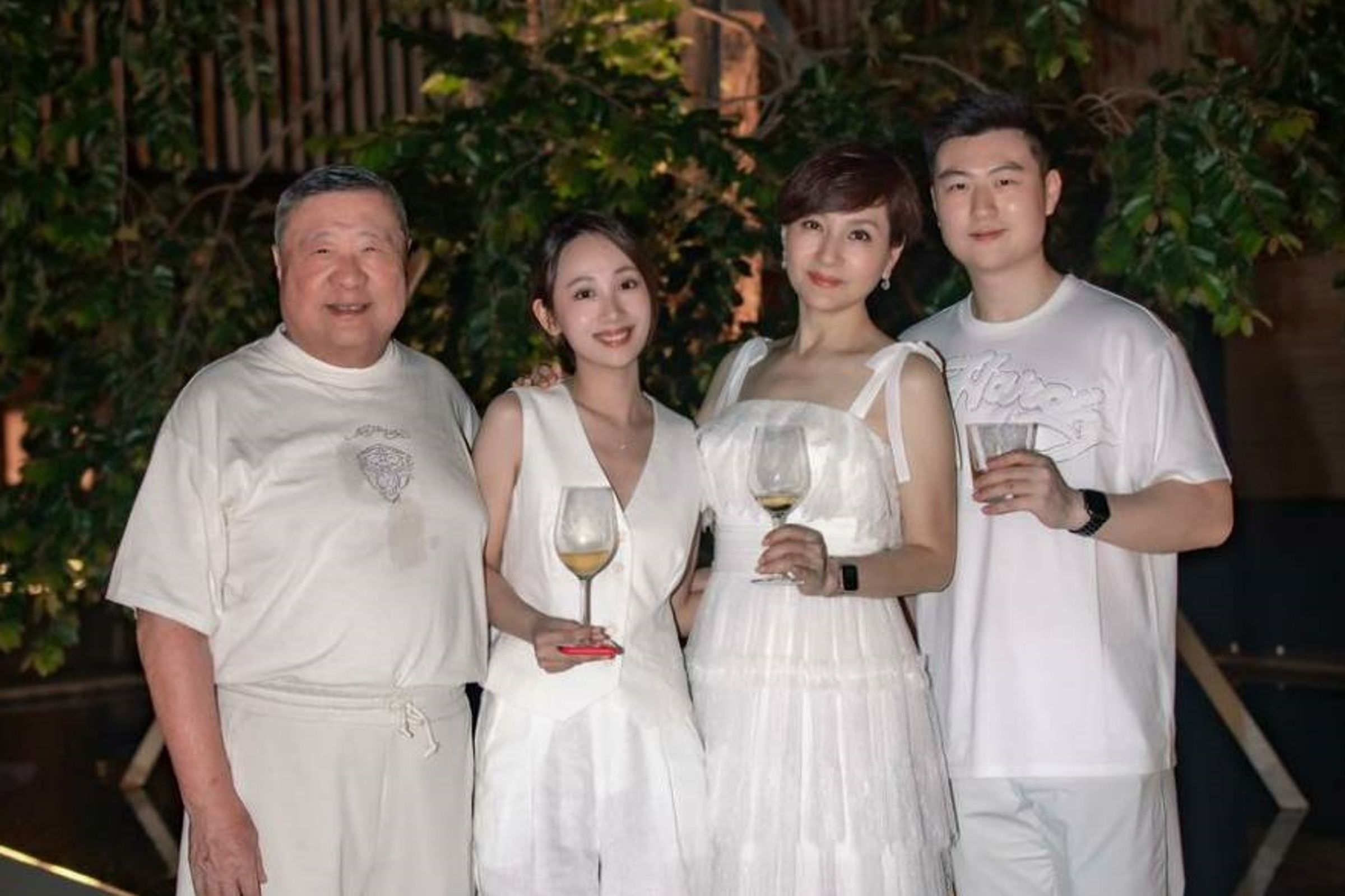 方芳芳和未來媳婦一家子合影,婆媳顏值都超高。(方芳芳提供)