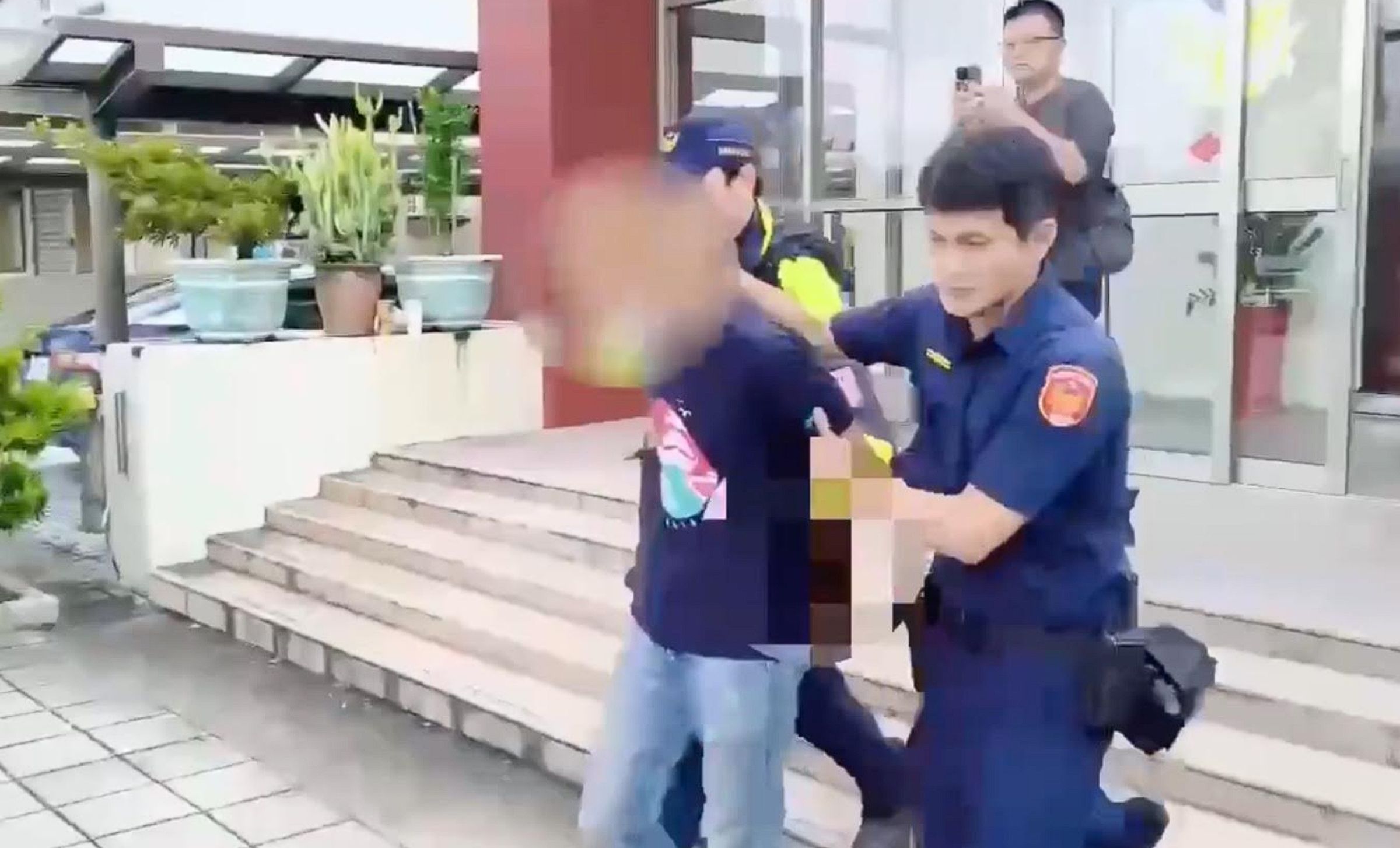 謝男晚間被裁定羈押禁見。(翻攝畫面)