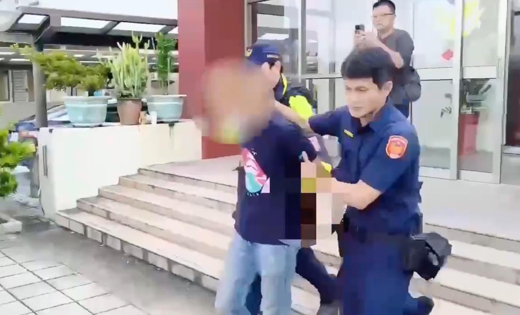 謝男晚間被裁定羈押禁見。（翻攝畫面）