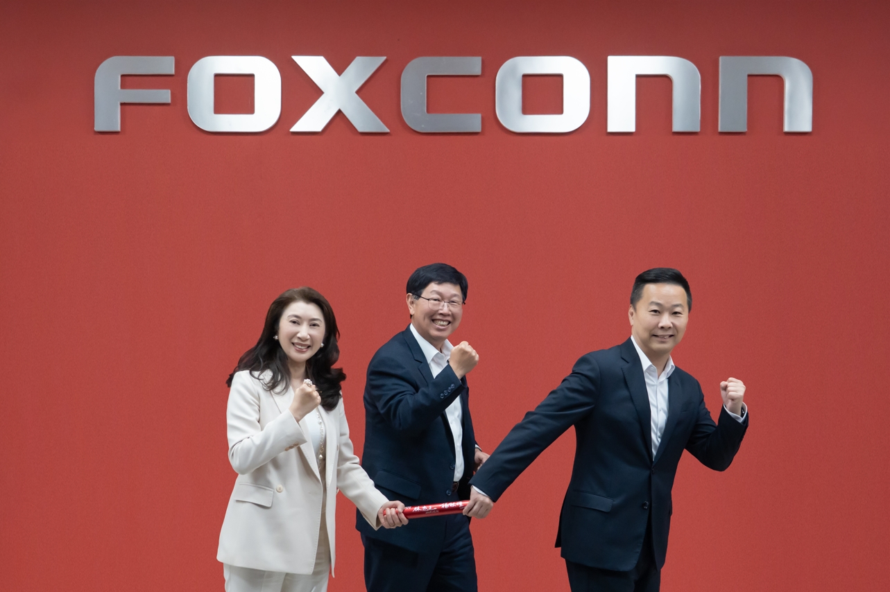 在鴻海集團董事長劉揚偉（中）的見證下，鴻海事業群總經理蔣集恆（右）正式接下新一屆的輪值CEO重棒。（鴻海提供）