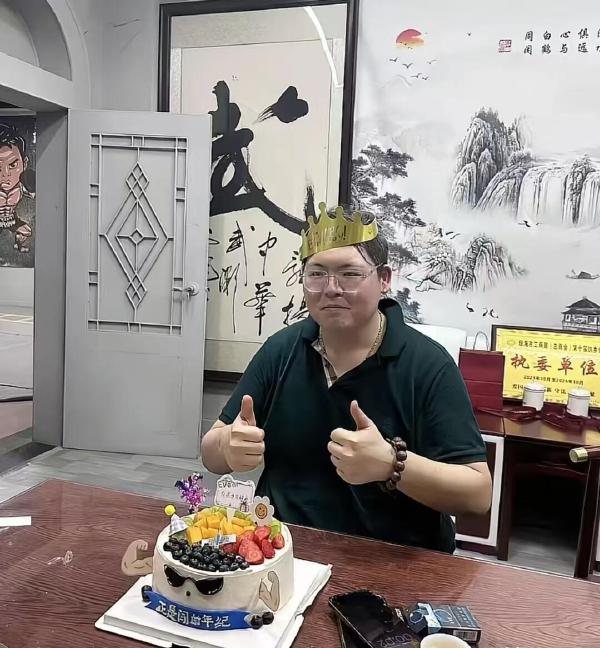 向佑在抖音貼出生日影片，最初向太完全沒有理會，原來母子已斷聯數月。（翻攝向佑抖音）