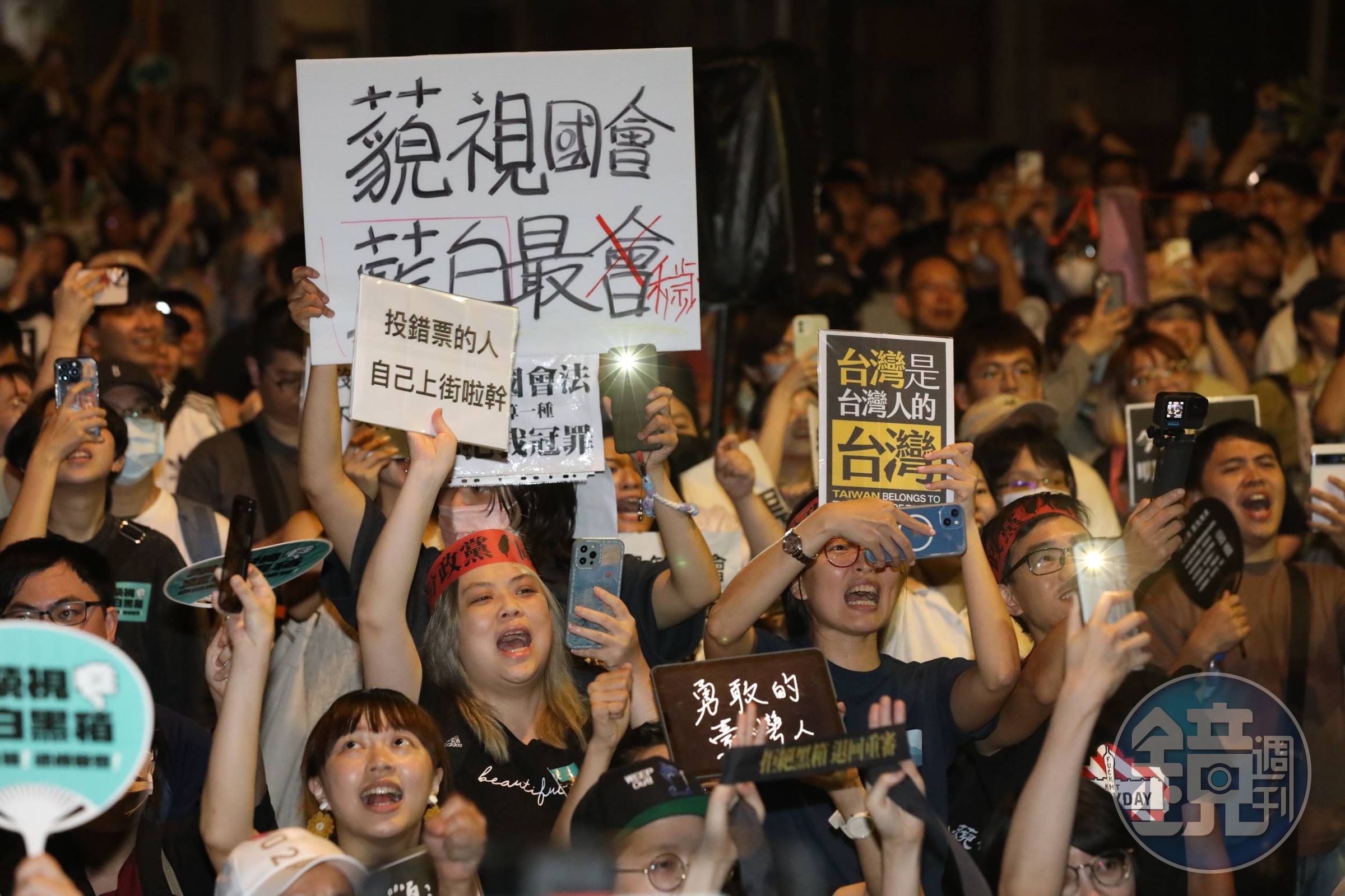 直至深夜人潮仍未散去。