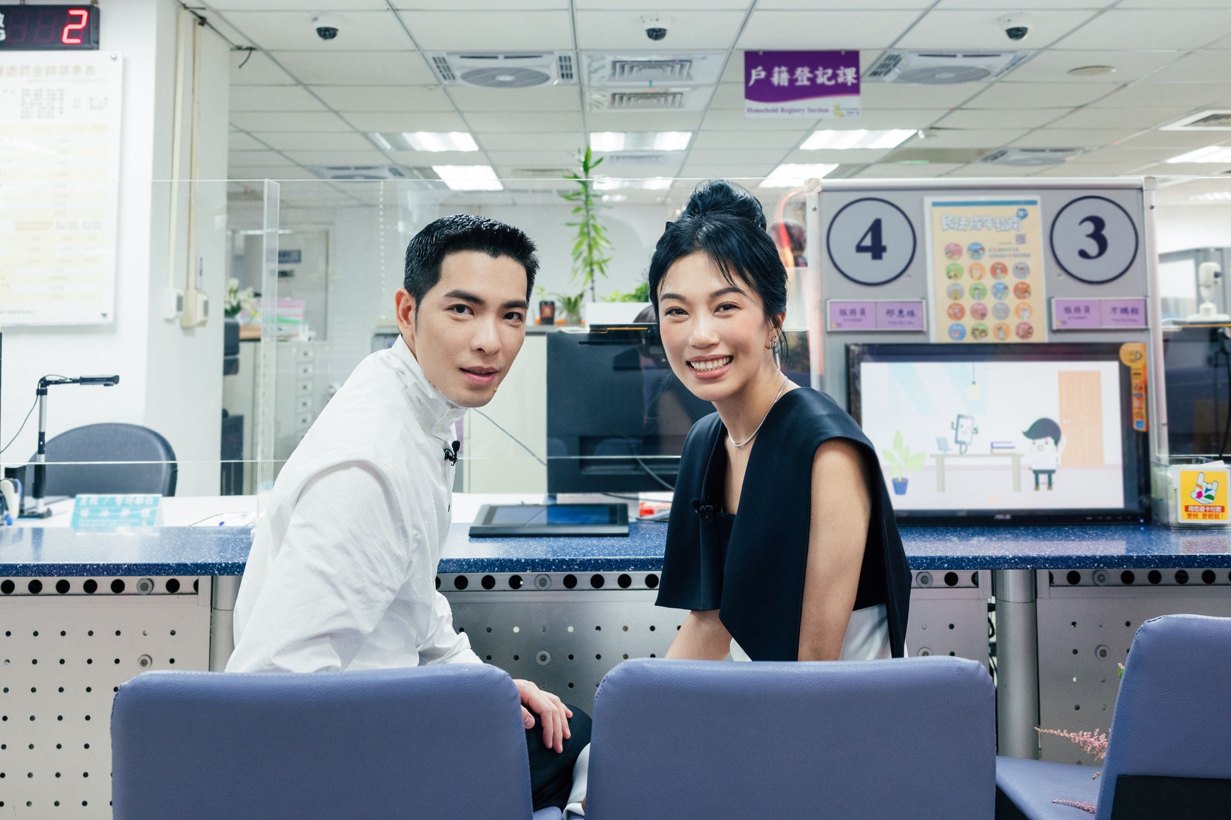 蕭敬騰與Summer到戶政事務所登記結婚。(喜鵲娛樂提供)