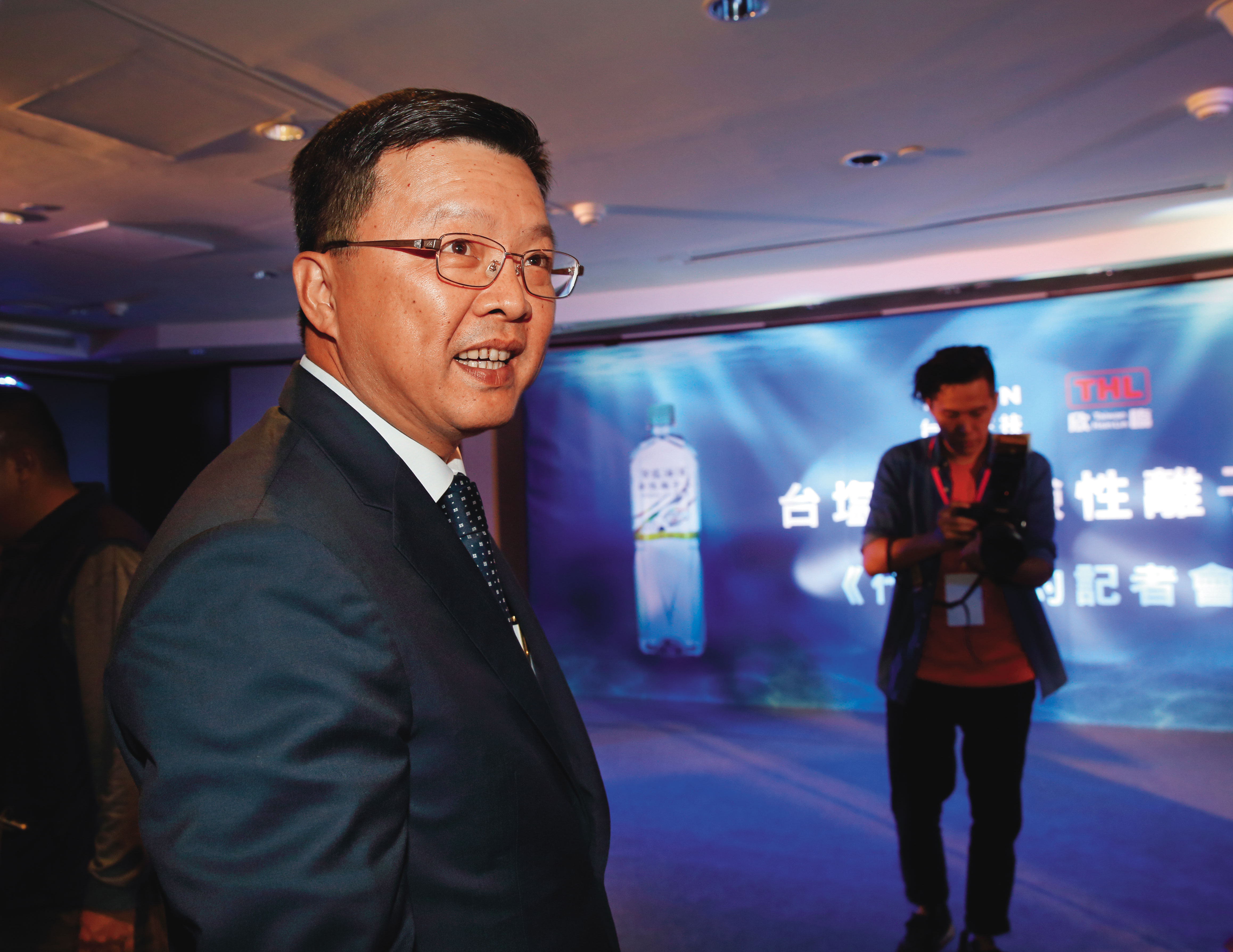 台鹽前董座陳啟昱涉綠能弊案遭通緝，地方盛傳他已潛逃菲律賓，檢調追查有無共犯協助逃亡。