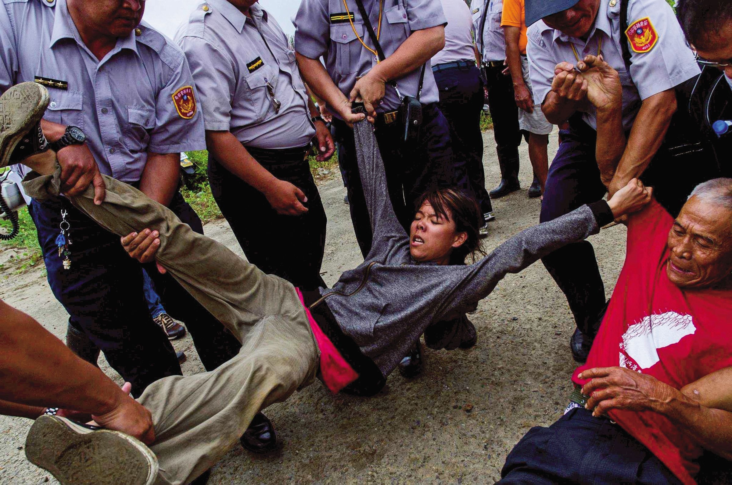 劉育育在苑裡反瘋車抗議時遭警察抬走。（劉育育提供）