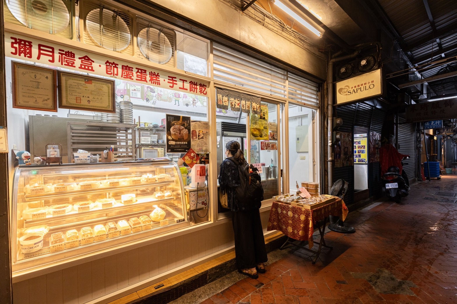 販售多種西式甜點的「沙普羅糕餅小舖」，取名源自於三郎的日文音譯「SAPULO」。