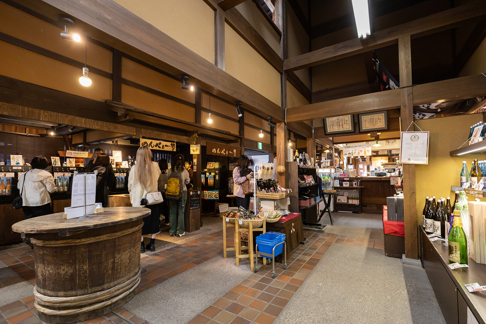 酒造店販售許多清酒、果實酒，也能買到使用清酒製作的面膜或糖果。