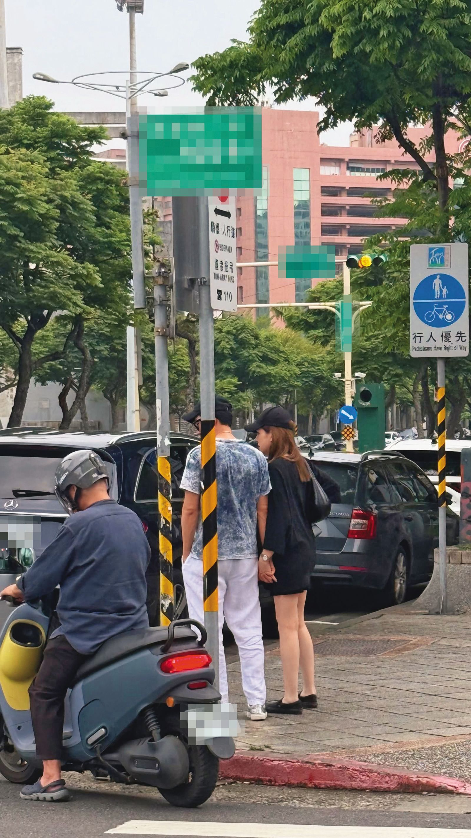 婚後邱澤與許瑋甯常被網友直擊放下明星包袱，在住處附近十指緊扣散步或騎單車。（翻攝自Threads）