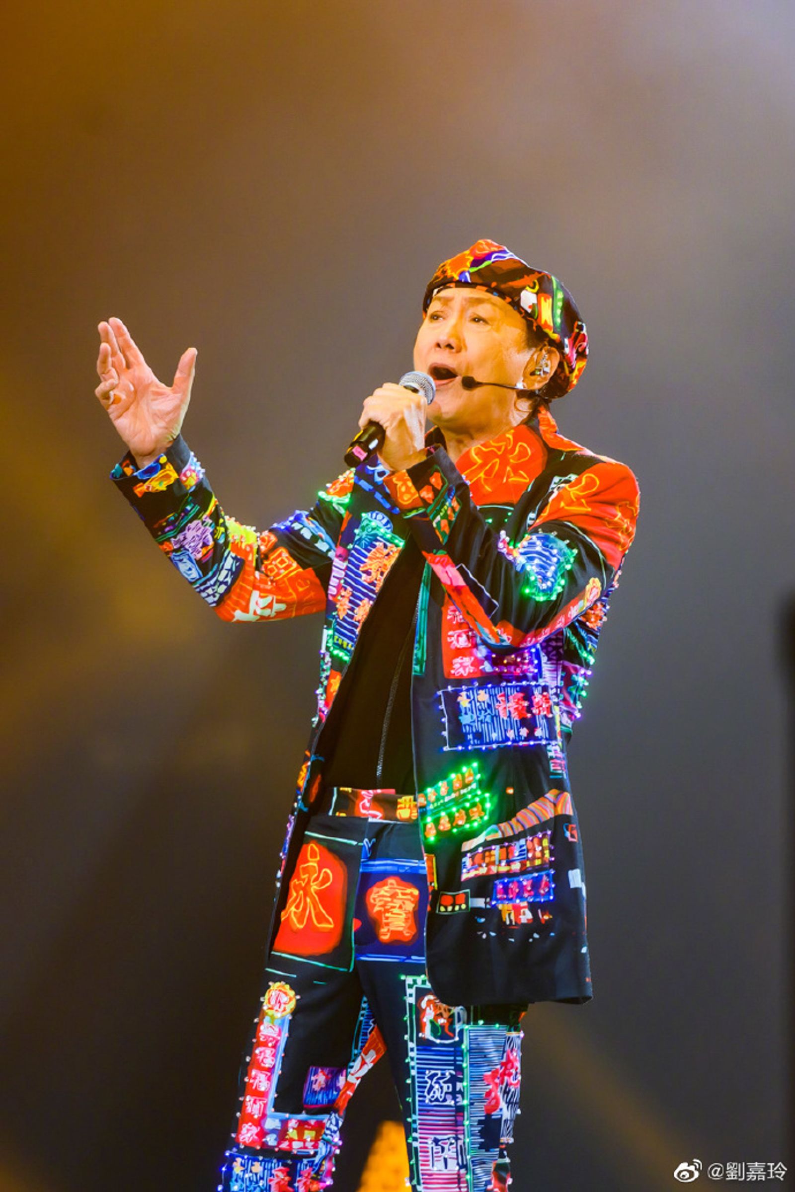 疫情重創演藝圈!他自掏25萬救21名技師 大咖天王也出手