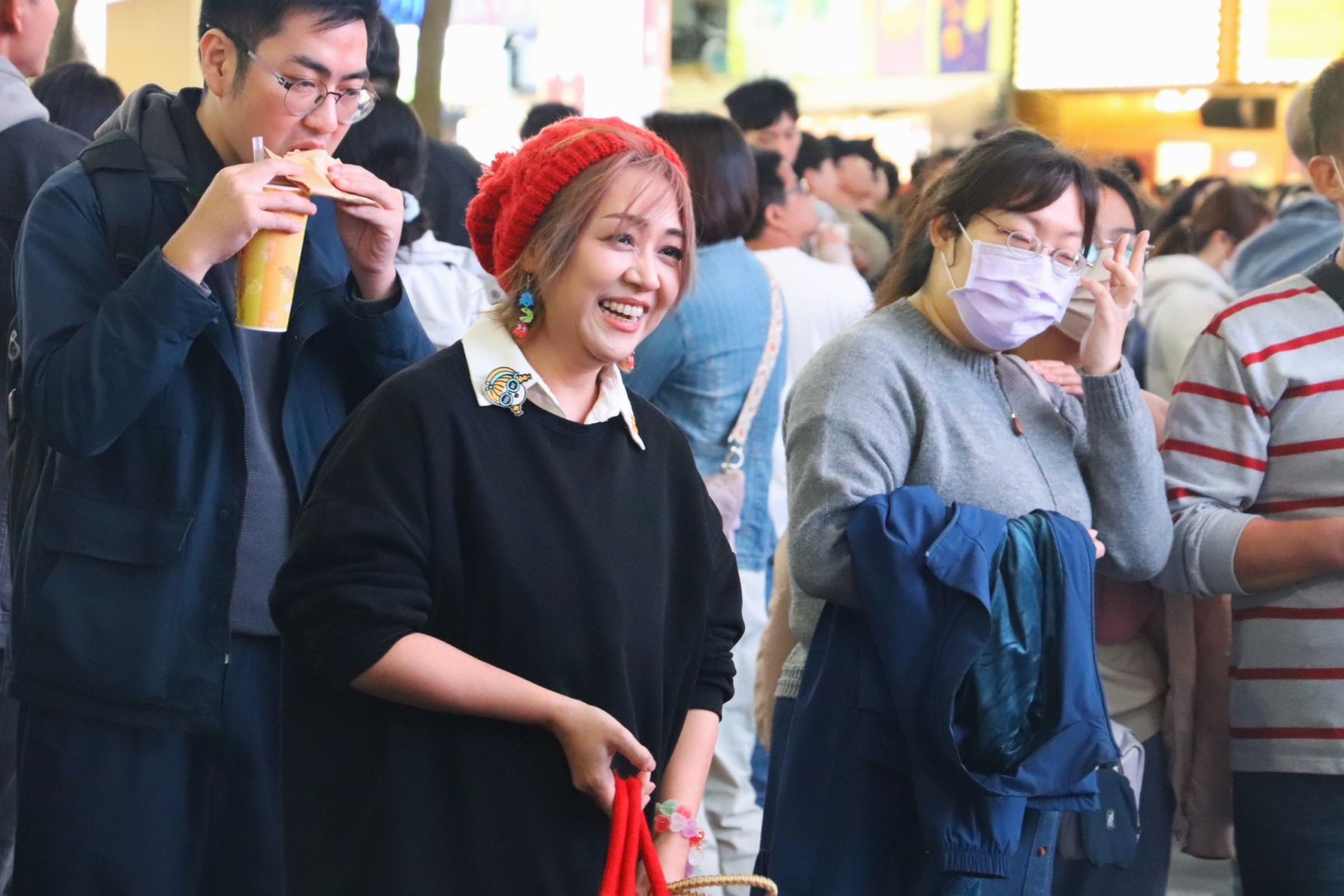 吳亦帆在西門町逛街,巧遇有人在唱許久沒聽到的〈淚崩了〉。(台北海大提供)