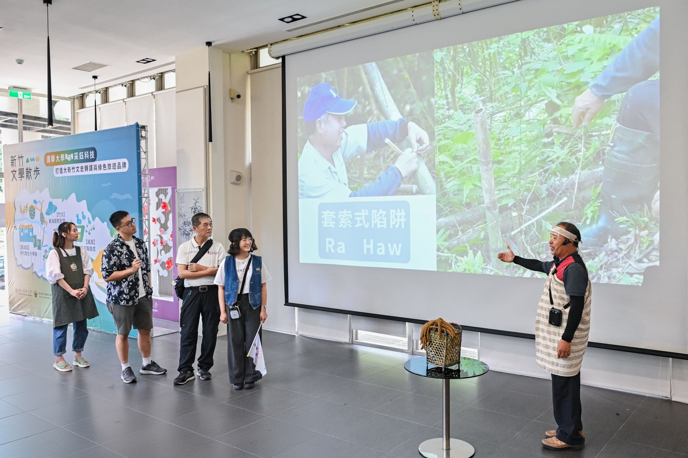 泰雅族長老邱德昌(右)帶貴賓虛實交錯走進尖石馬胎古道。(清華大學提供)