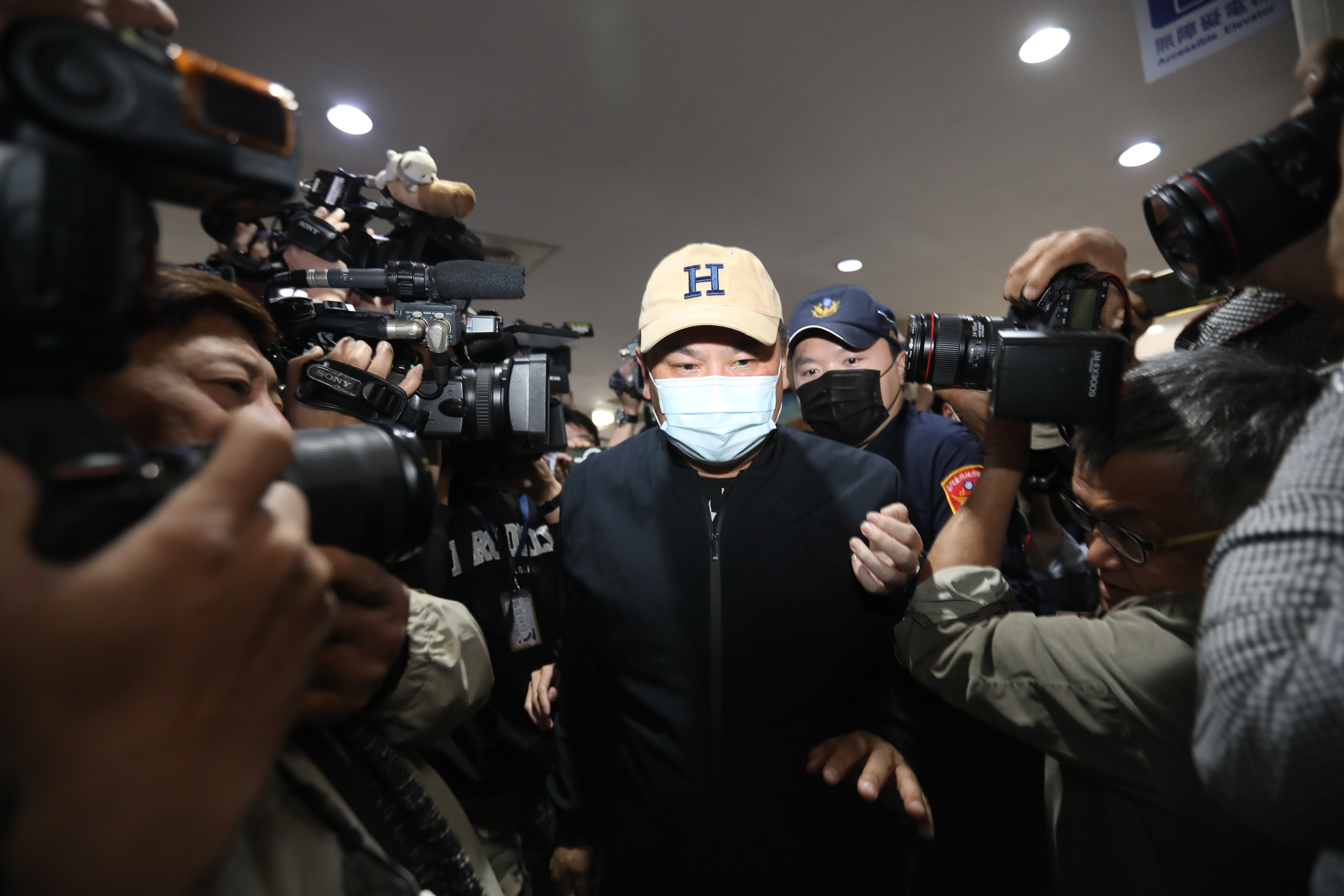 台北市議員陳重文交保後串證要處理錢，交保遭撤銷出庭面臨被羈押。