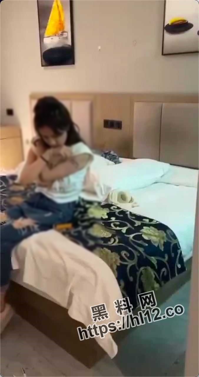 女生被捉姦後,在房間內遭到暴打。(翻自《黑料網》)