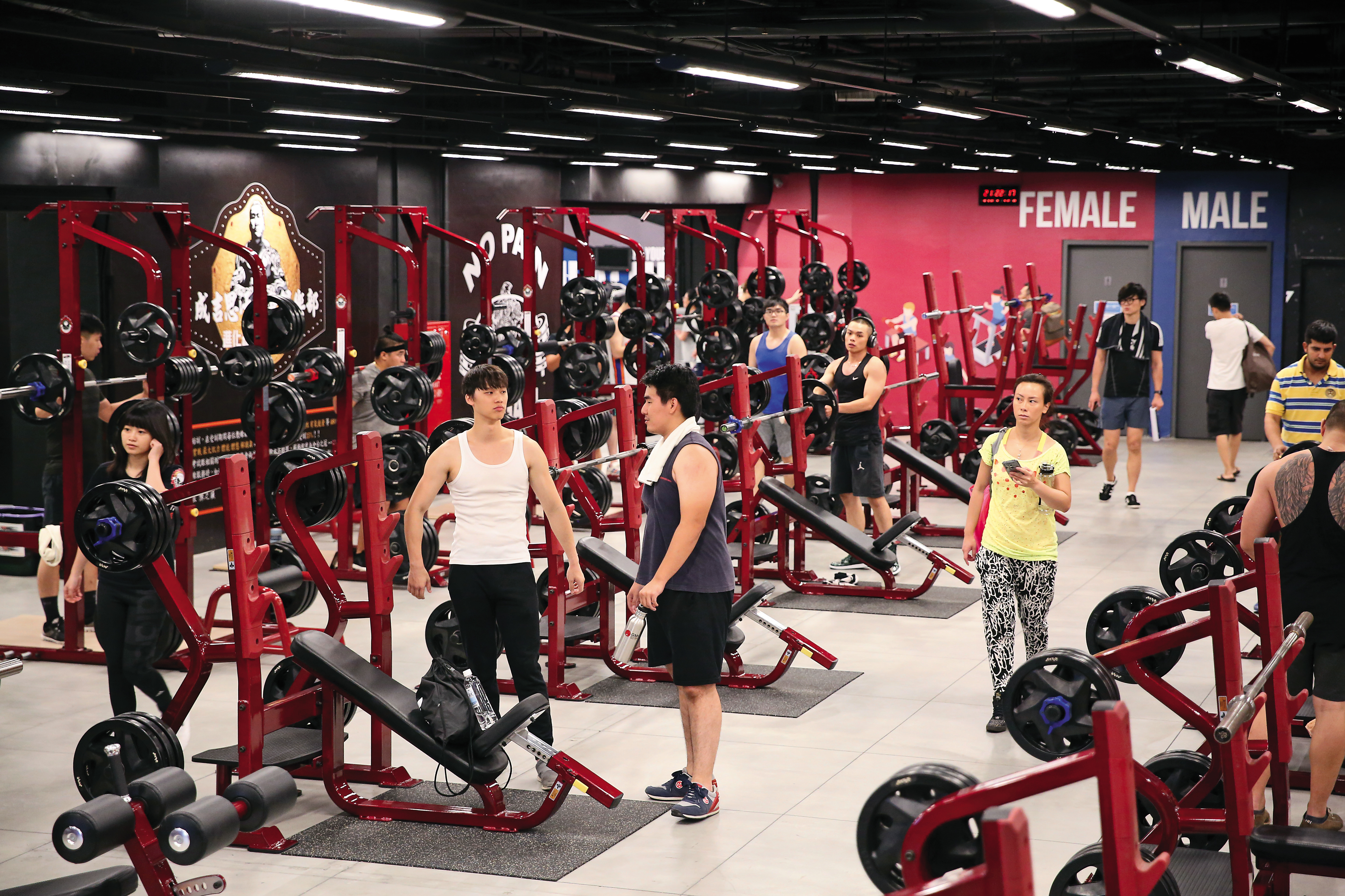 成吉思汗健身俱樂部成立初期會員人數眾多，生意非常好。 