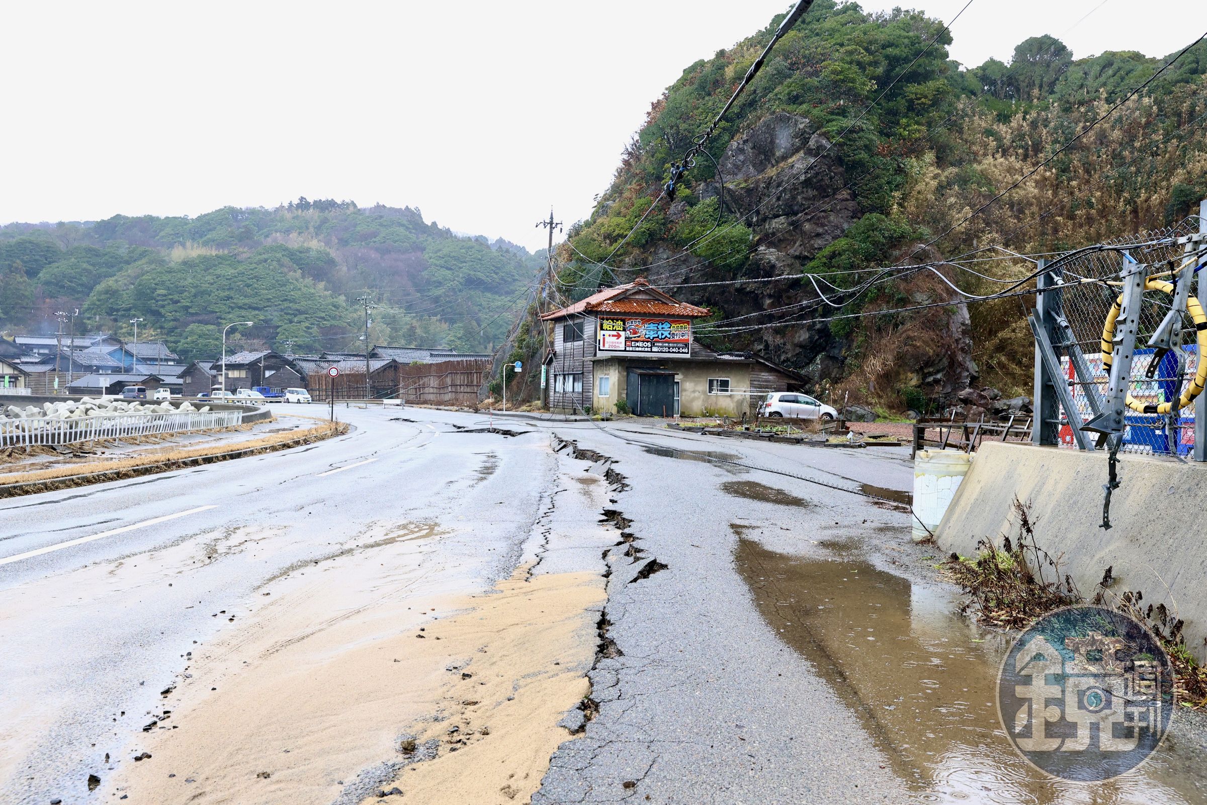 日本能登半島元旦發生大地震,多處道路毀壞,圖為石川縣志賀町。