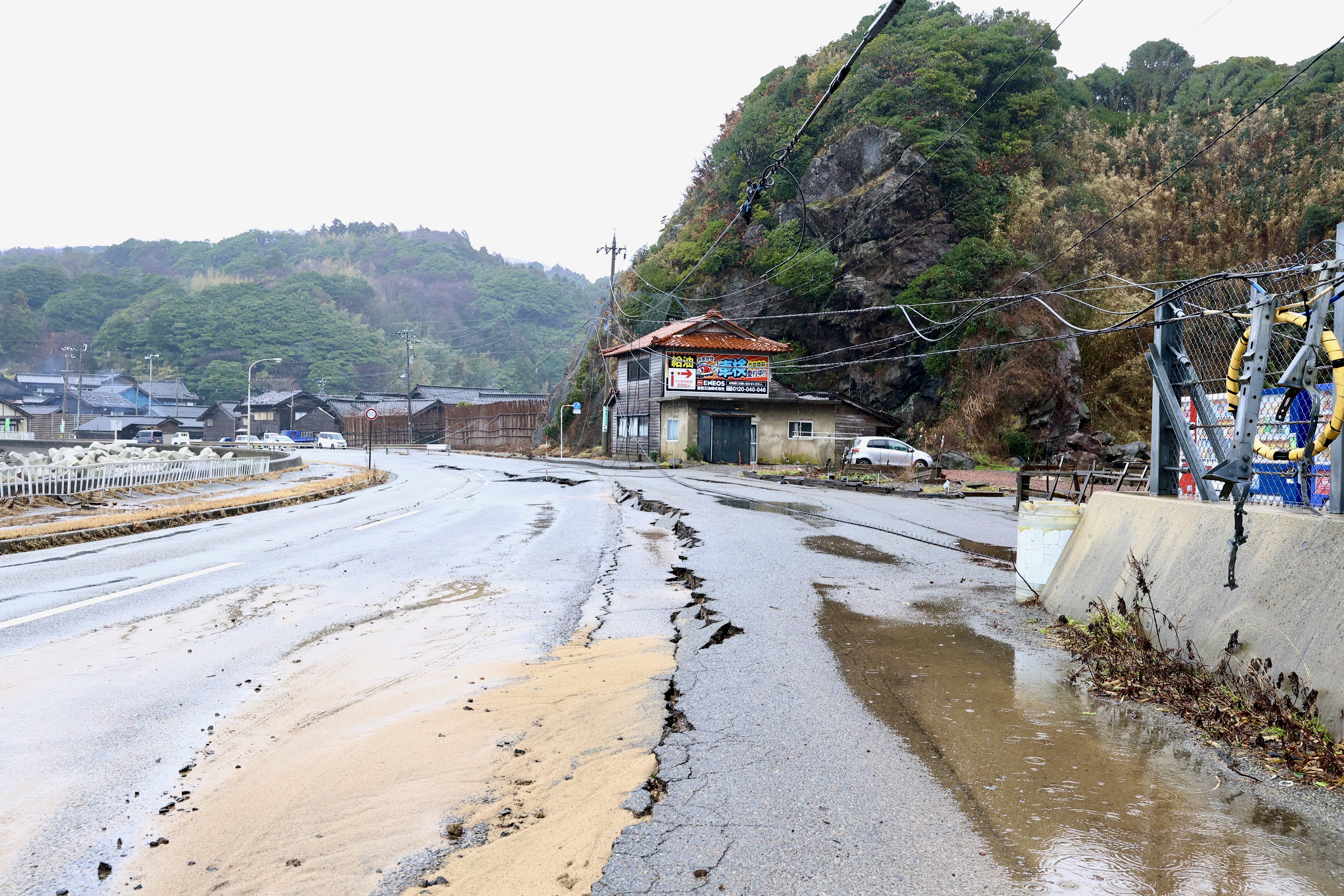 日本能登半島元旦發生大地震，多處道路毀壞，圖為石川縣志賀町。