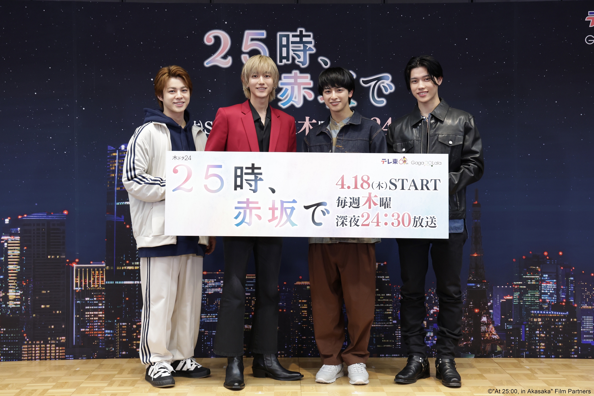 《25時,赤坂見》主要演員宇佐卓真(左二起)、駒木根葵汰、新原泰佑、南雲獎馬與杰德影音暨GagaOOLala影音平台執行長林志杰(右)和東京電視台國際事業室長齊木裕明在記者會上留影。(GagaOOLala提供)