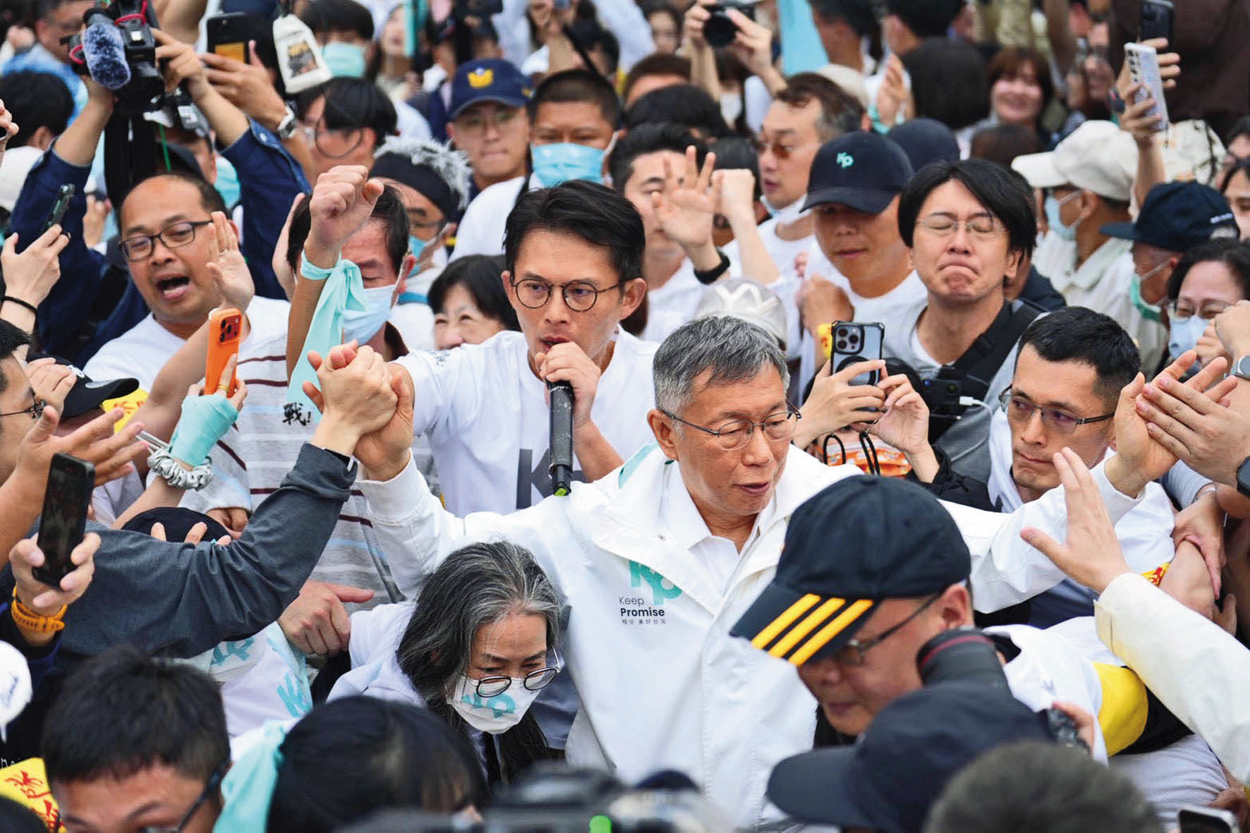 柯文哲一審遭重判後,在凱道集會喚民眾加入民眾黨,意在凝聚基本盤、穩住小草不潰散。(民眾黨提供)