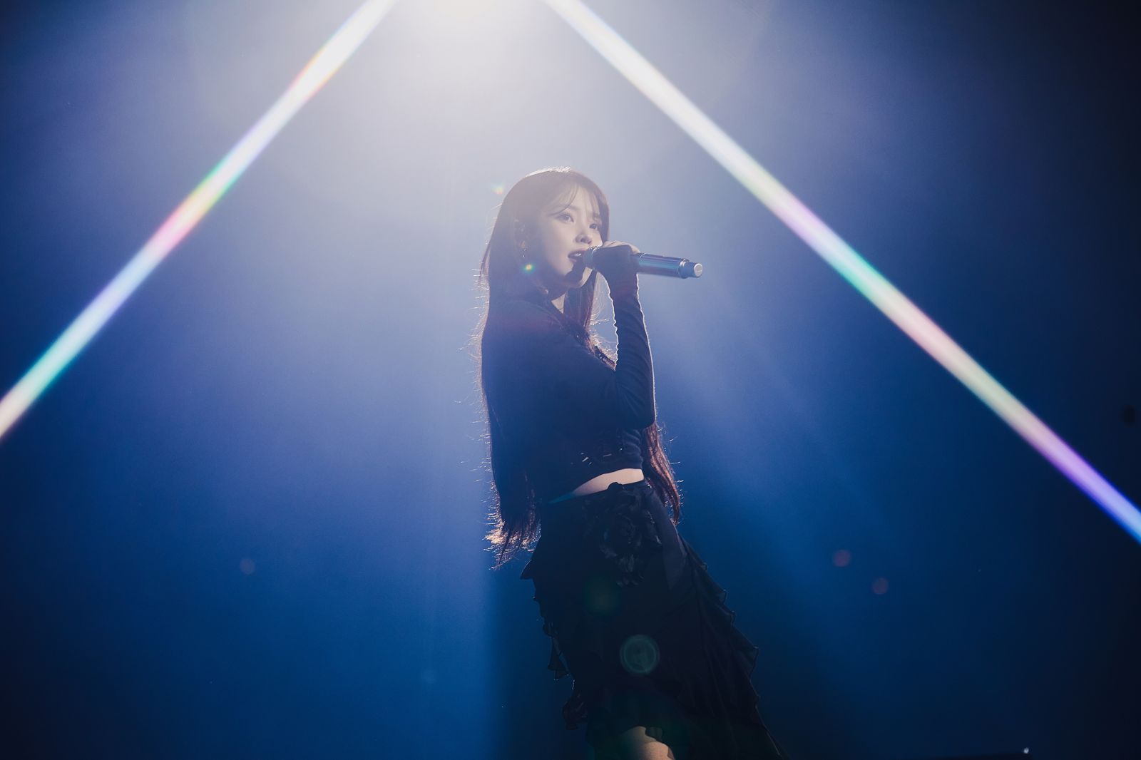 IU不斷稱讚台灣粉絲的歌唱與應援讓她超驚艷，讓她想一直待在這裡。（EDAM娛樂提供）