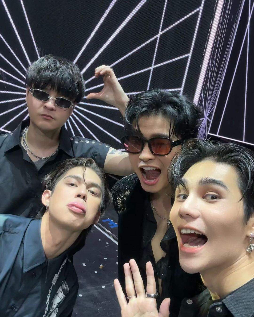 羅杰夫合作過許多歌手，最近他與The TOYS（後左）、Bright（前左）、Nont Tanont（右二）一起開了「The Kingdoms」演唱會。（翻攝羅杰夫IG）