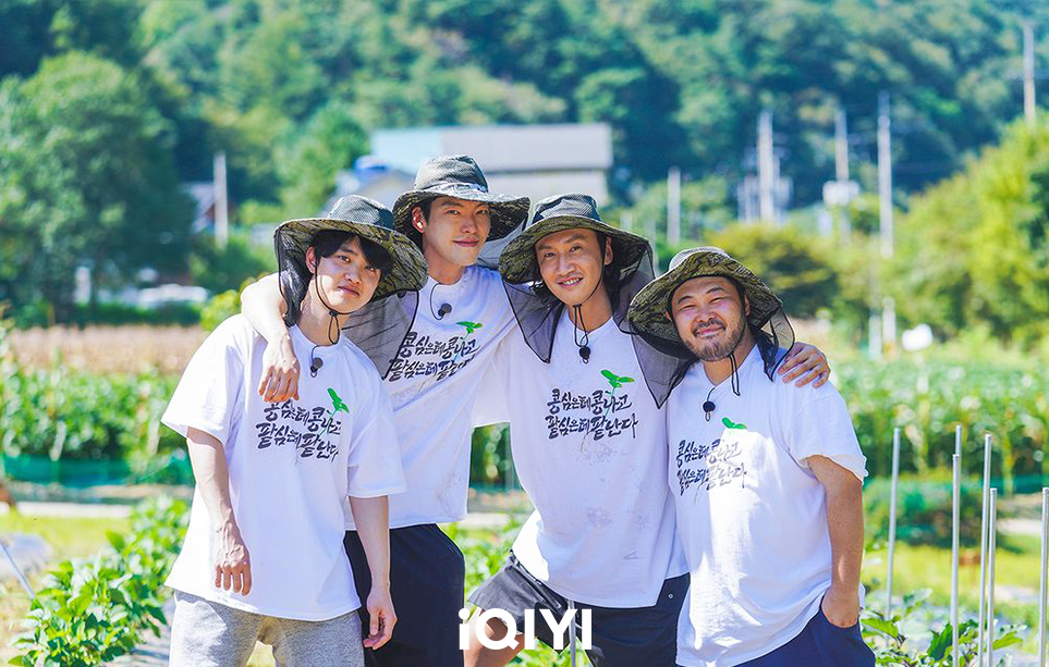 李光洙、金宇彬、都敬秀(D.O.)及金基邦4個好友一起下田。(愛奇藝國際站提供)