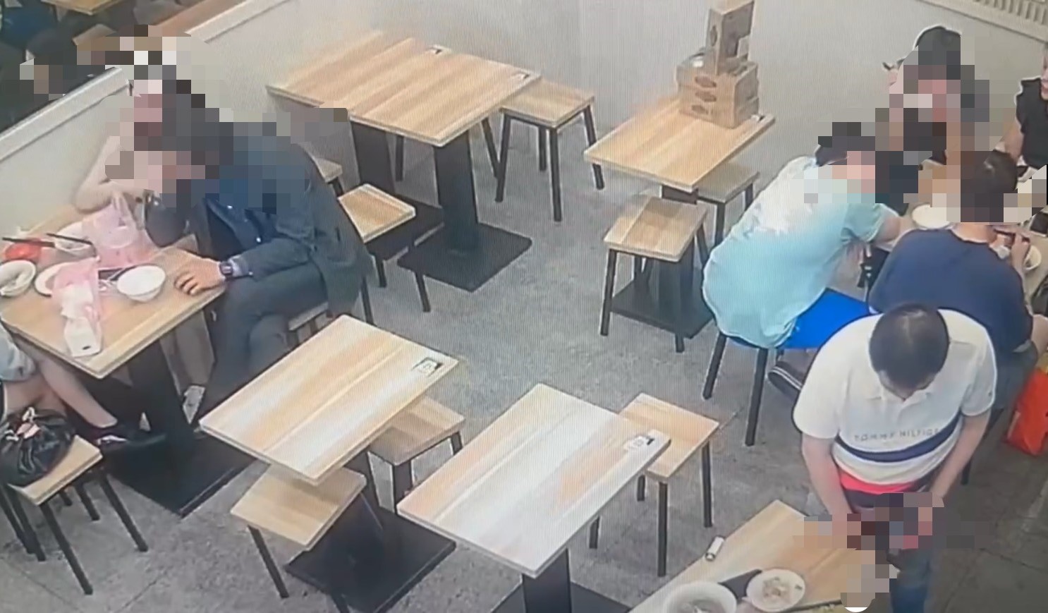 王男（右下角）竟然醉到在餐廳桌上脫褲小便，店家事後提告妨害風化。（翻攝畫面）
