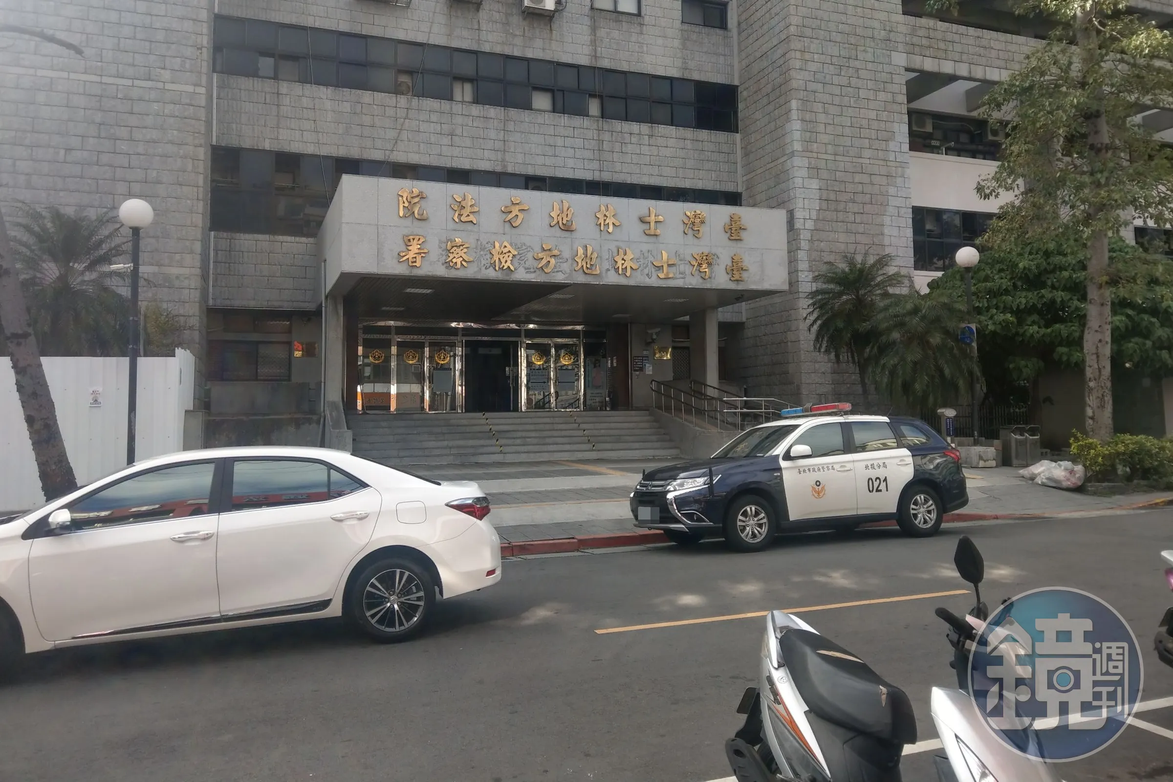 一名已婚男子瘋狂迷戀同社區女住戶，不僅狂發露骨情書聲稱「受神佛指示」必須娶小莉，後續更趁隙闖入其住處將撲倒襲胸。士林地院一審原依強制猥褻罪判處男子4年徒刑，另依違反保護令及跟騷法合併判處6月徒刑。（本刊資料照）