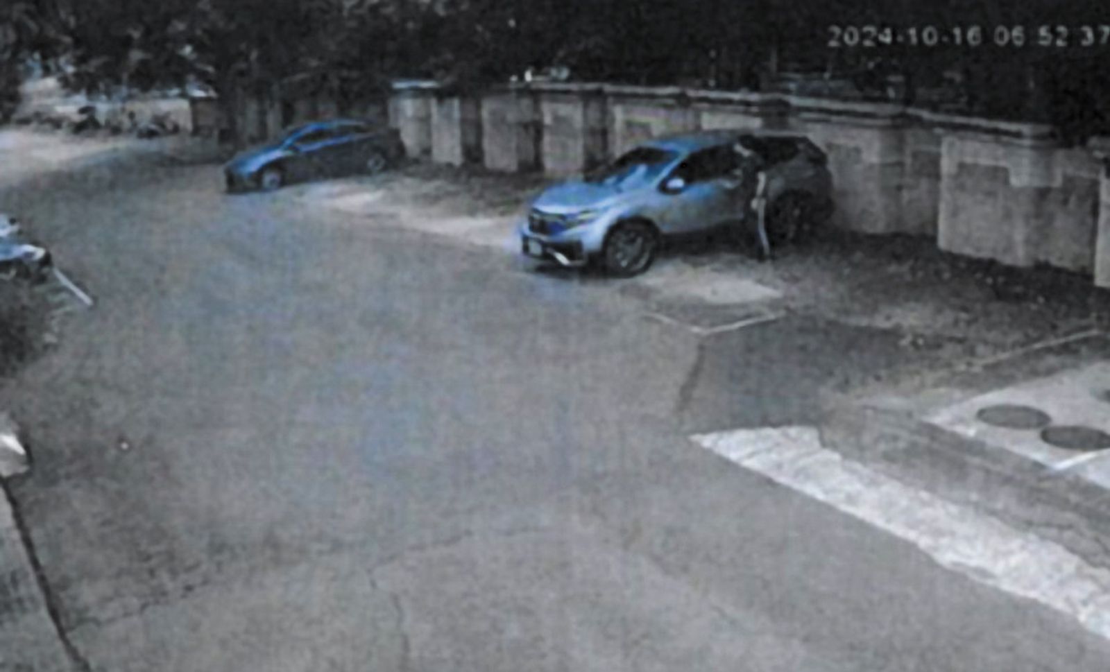 黃男將車停在A小姐辦公室正前方，用遠端攝影機監控她的行蹤。（翻攝畫面）