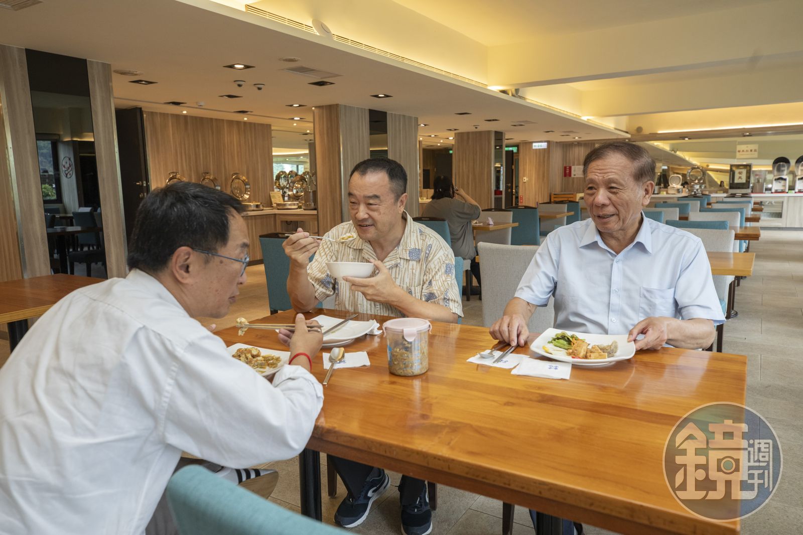 沒有大老闆架子，劉清郎（右1）和飯店同仁一起吃員工餐。