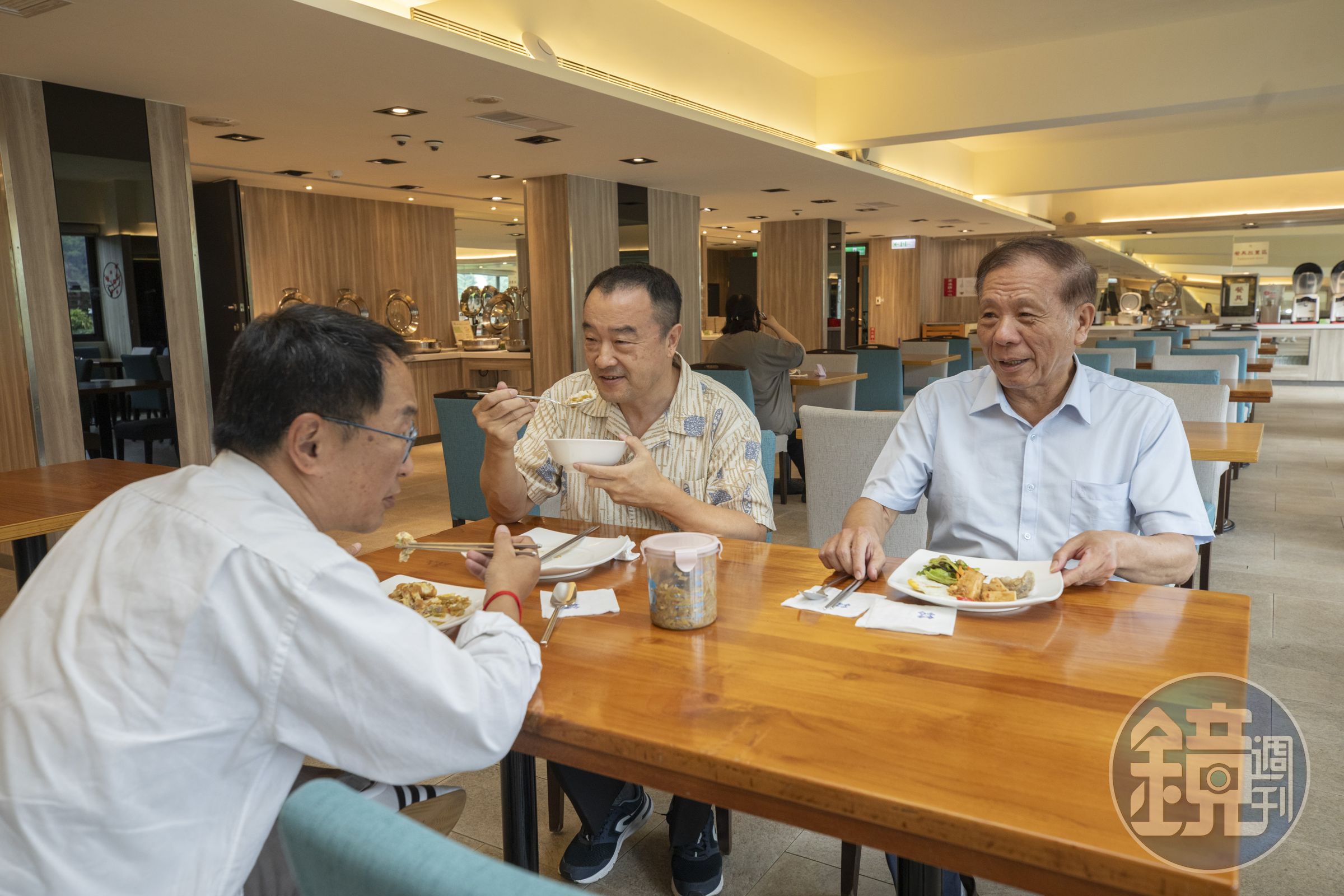 沒有大老闆架子，劉清郎（右1）和飯店同仁一起吃員工餐。