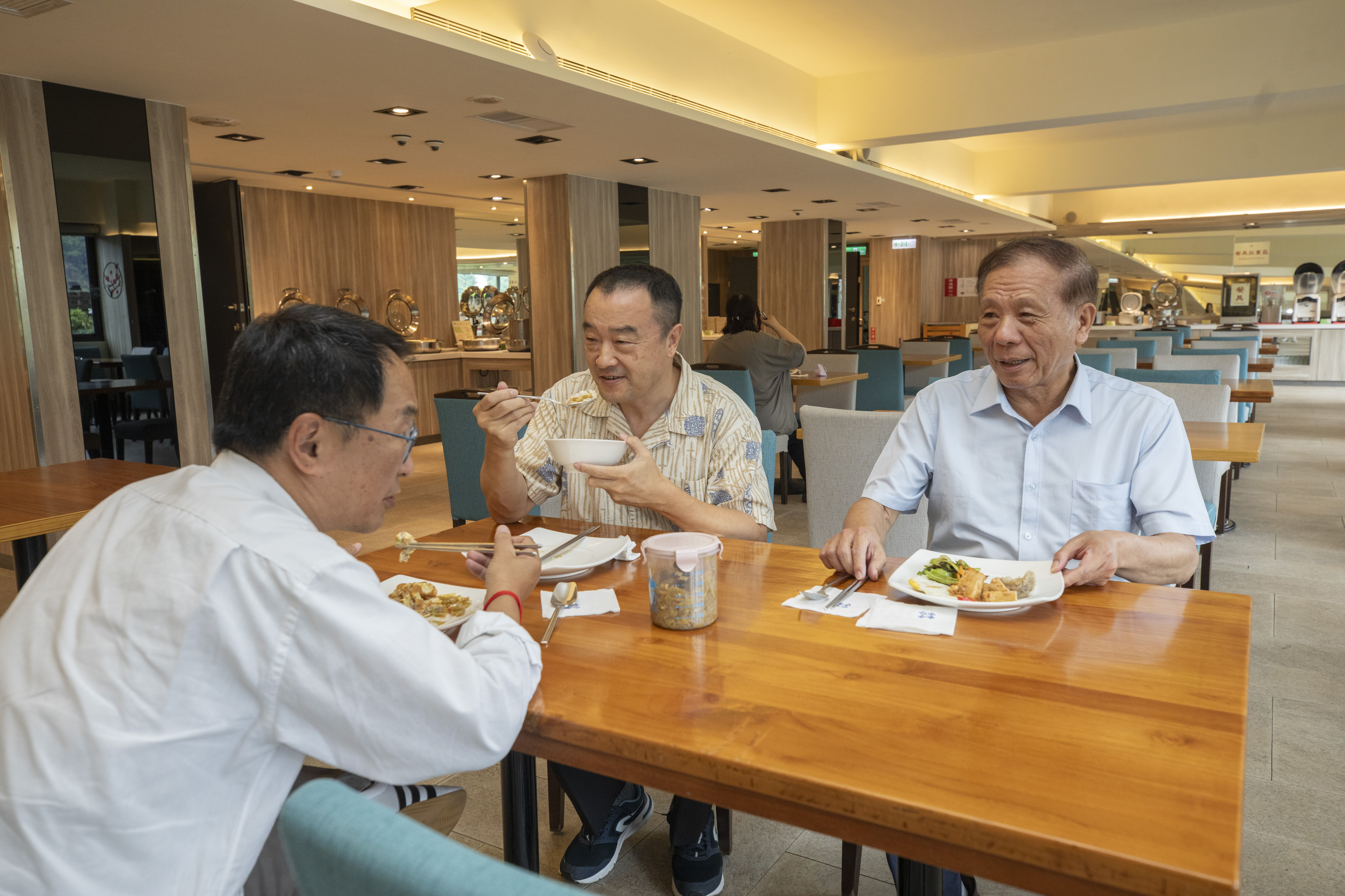 沒有大老闆架子，劉清郎（右1）和飯店同仁一起吃員工餐。