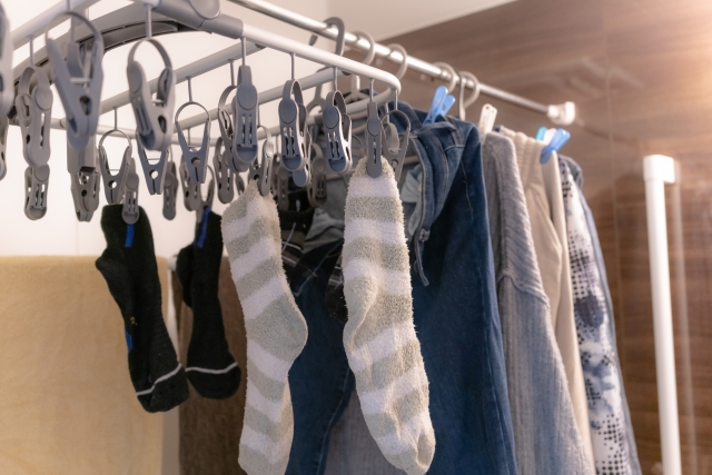 一名女網友抱怨，洗完衣服後，襪子5雙變成5隻，且都是不成雙的。（示意圖，photoAC）