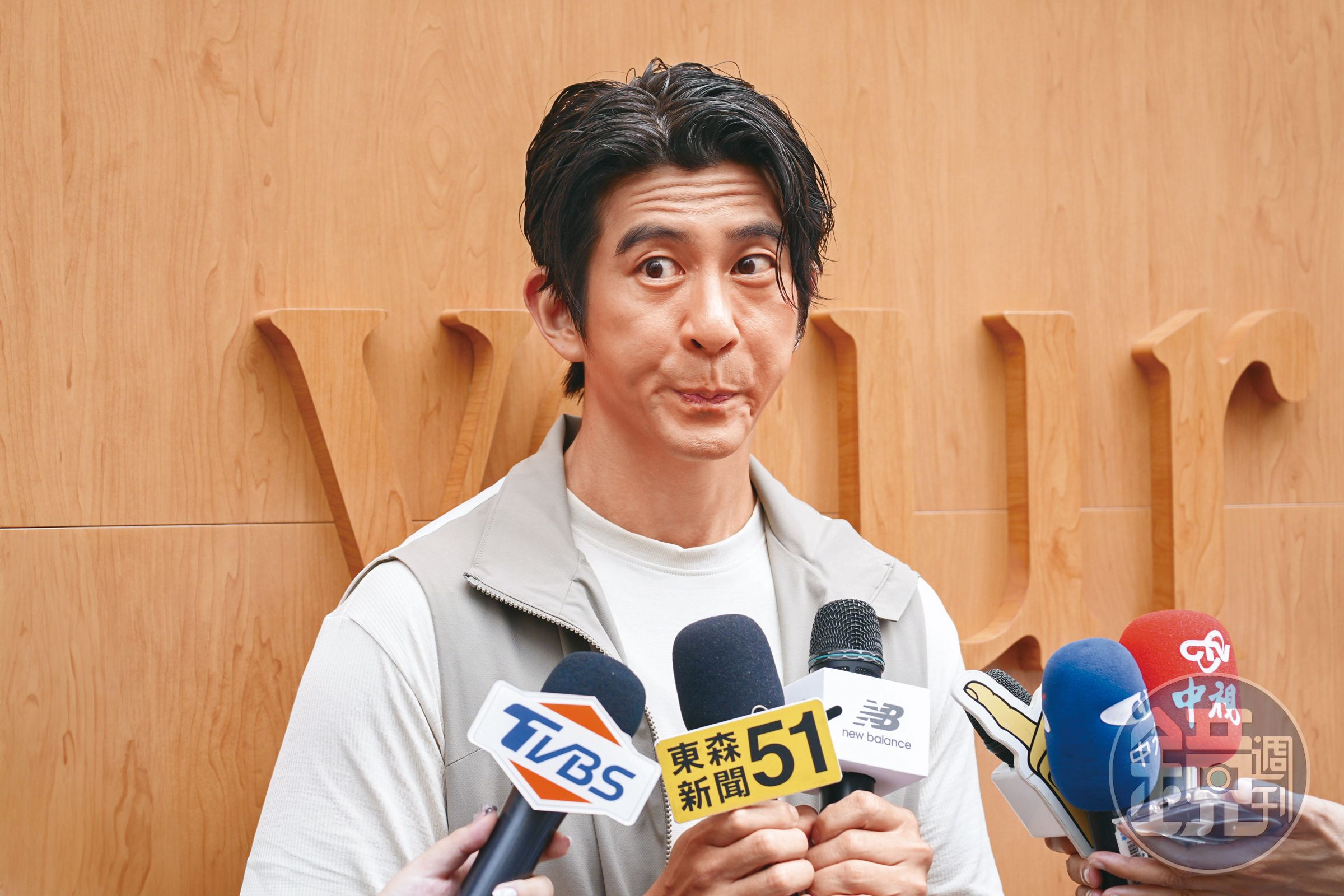 修杰楷的臉部動態比全身姿勢更吸睛，這抬頭紋也太…蒼蠅們塊陶阿。