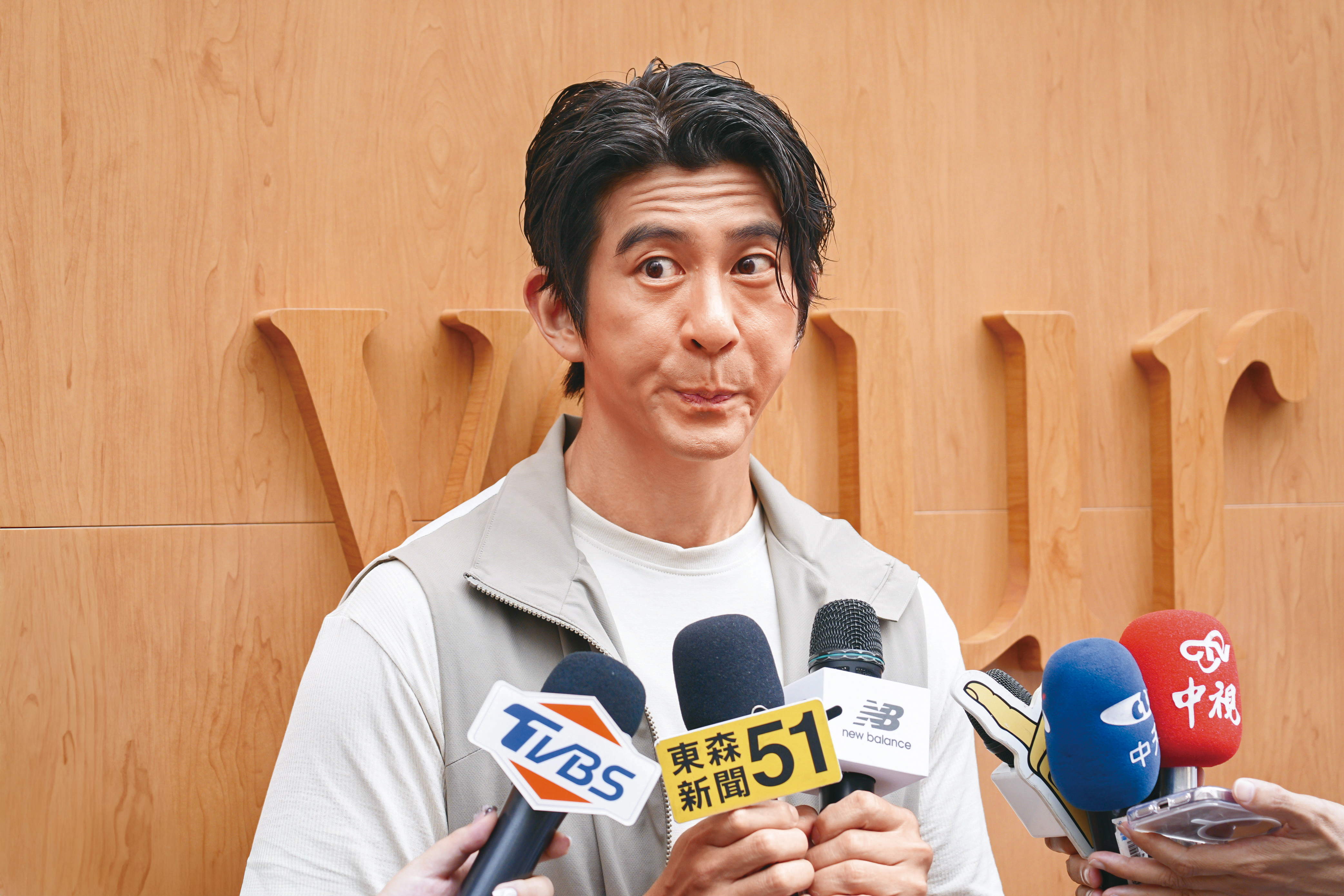 修杰楷的臉部動態比全身姿勢更吸睛，這抬頭紋也太…蒼蠅們塊陶阿。