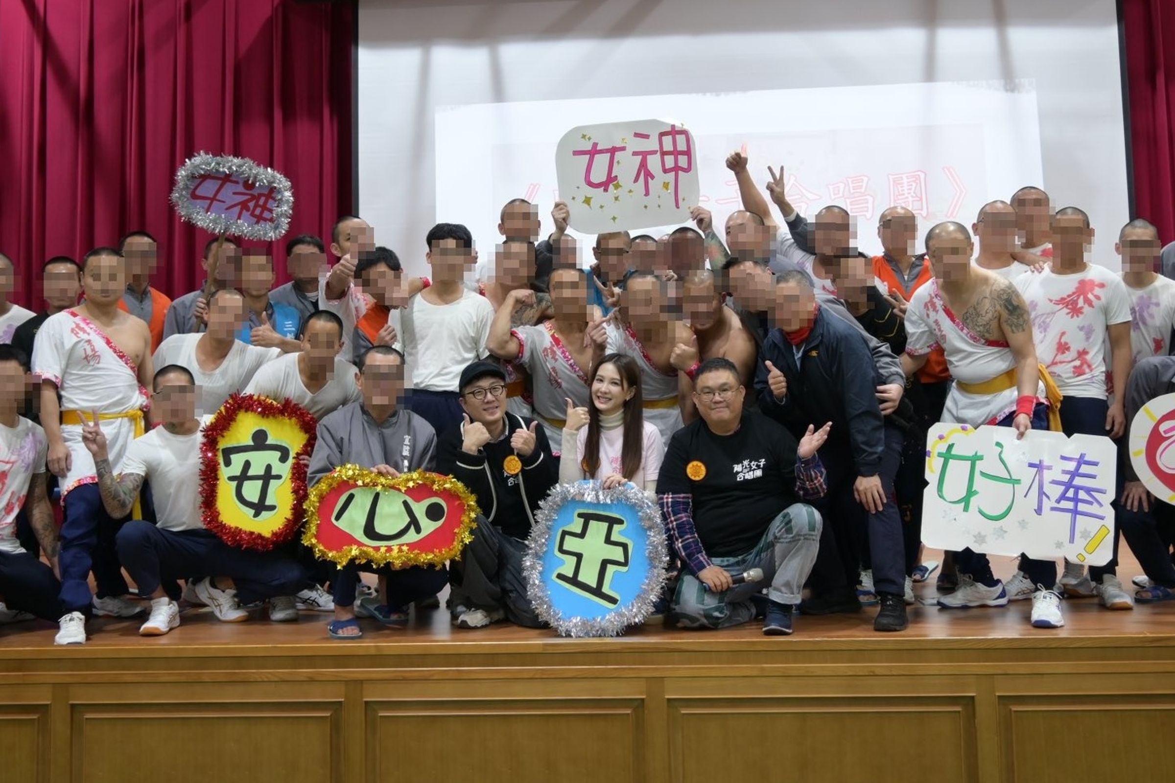 《陽光女子合唱團》導演林孝謙上週與藝人安心亞回到宜蘭監獄，受到收容人的熱烈歡迎。（翻攝自林孝謙臉書）