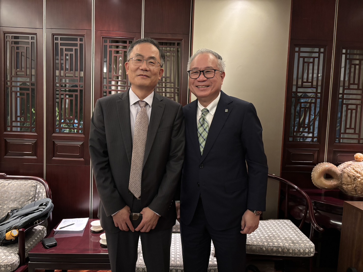 台橡近年往高附加價值、高毛利產品發展，目前已初步看出具體成果。（左起台橡財務長王文淵及執行長蔡偉強）