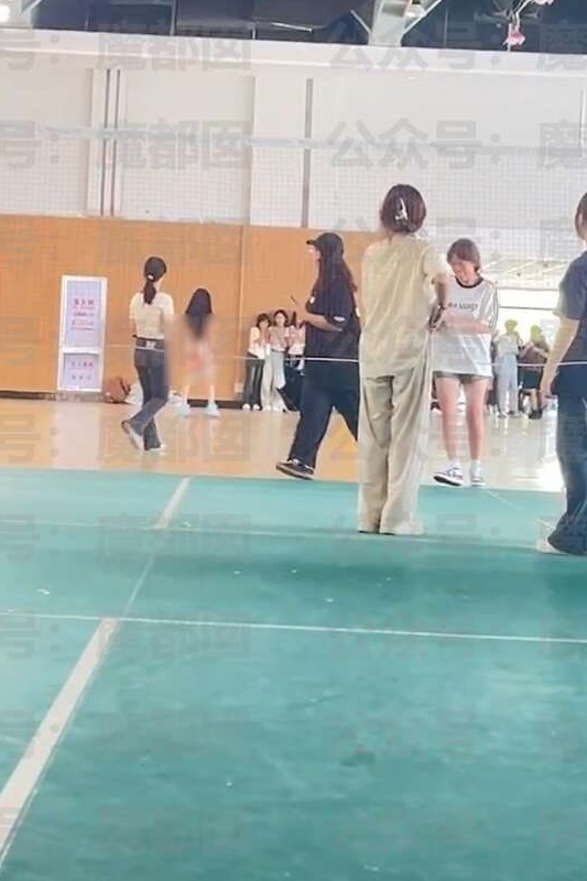 中國一名女子疑似遭到男學生騙財騙色，憤而直闖校園不惜以自己「社死」為代價，也要曝光對方惡行。（翻攝自X平台）