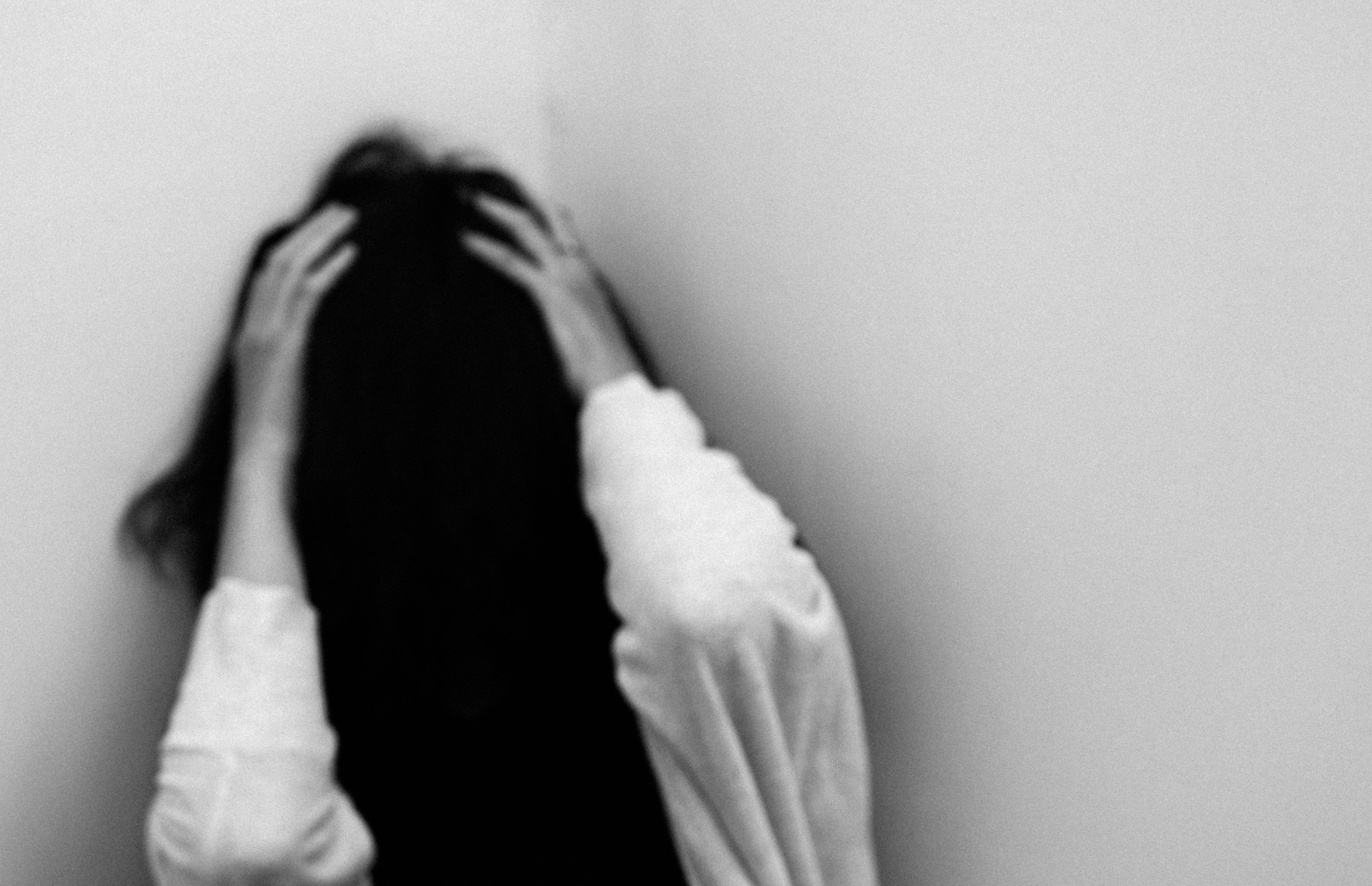 一名老翁涉嫌對2名未成年親生孫女伸出狼爪。案件曝光後，奶奶非但未保護受害孫女，反而出言指責並要求和解，冷血行徑引發社會譁然。（示意圖，非當事人／pexels）