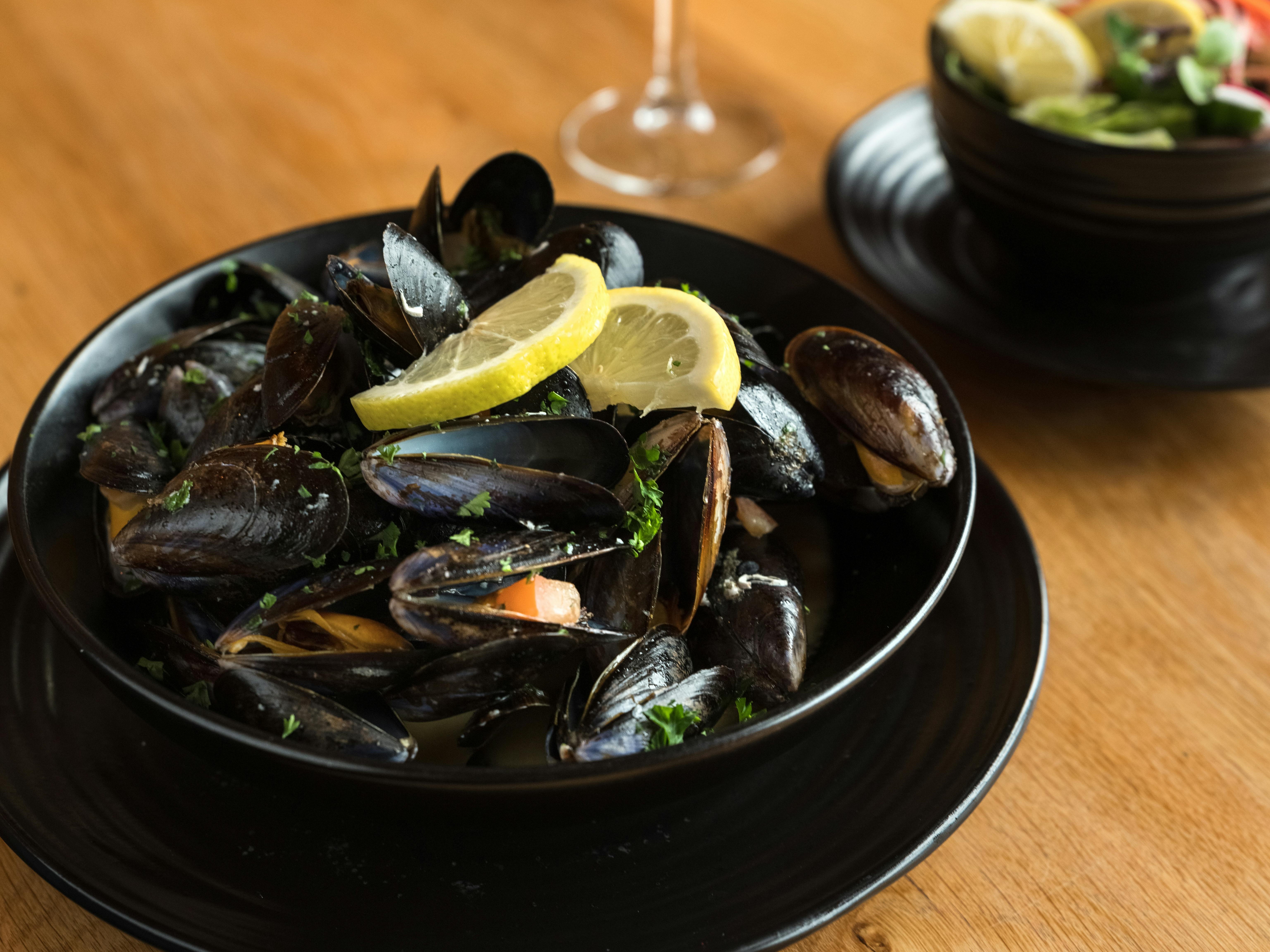 帶殼海鮮如蚵仔、淡菜可能含有較高的塑膠微粒。（翻攝自pexels）