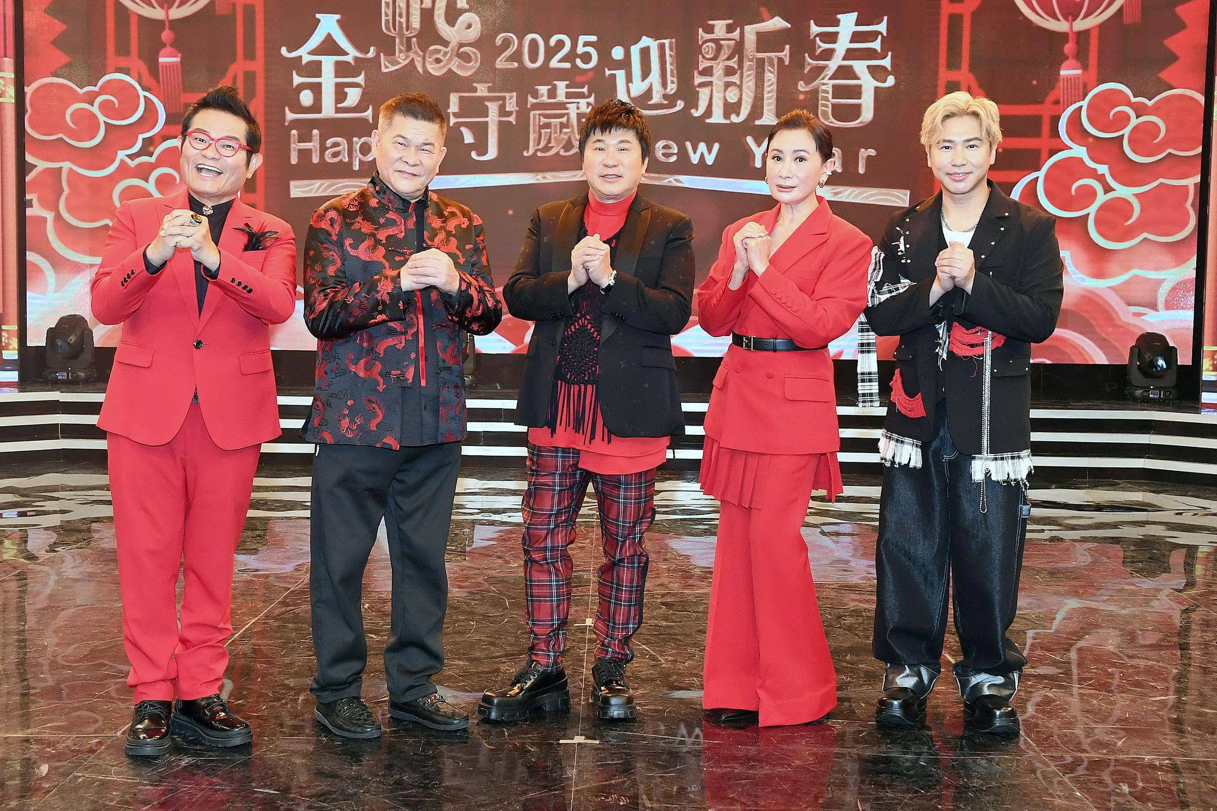 歐漢聲(右起)、陳亞蘭、胡瓜、澎恰恰、許效舜主持華視除夕特別節目。(華視提供)