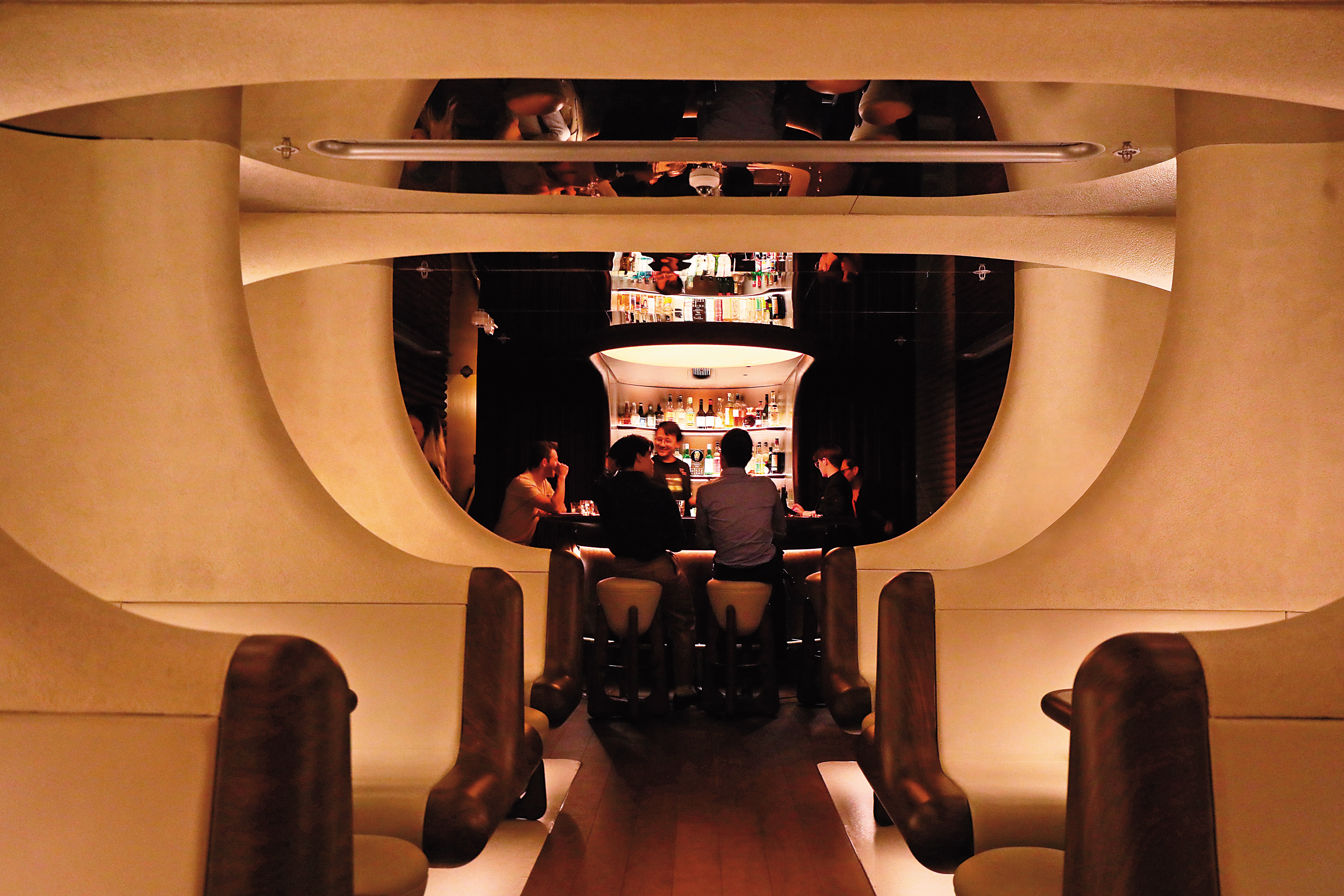 「Artifact Bar」的空間設計得像是地下水庫般的第三世界。